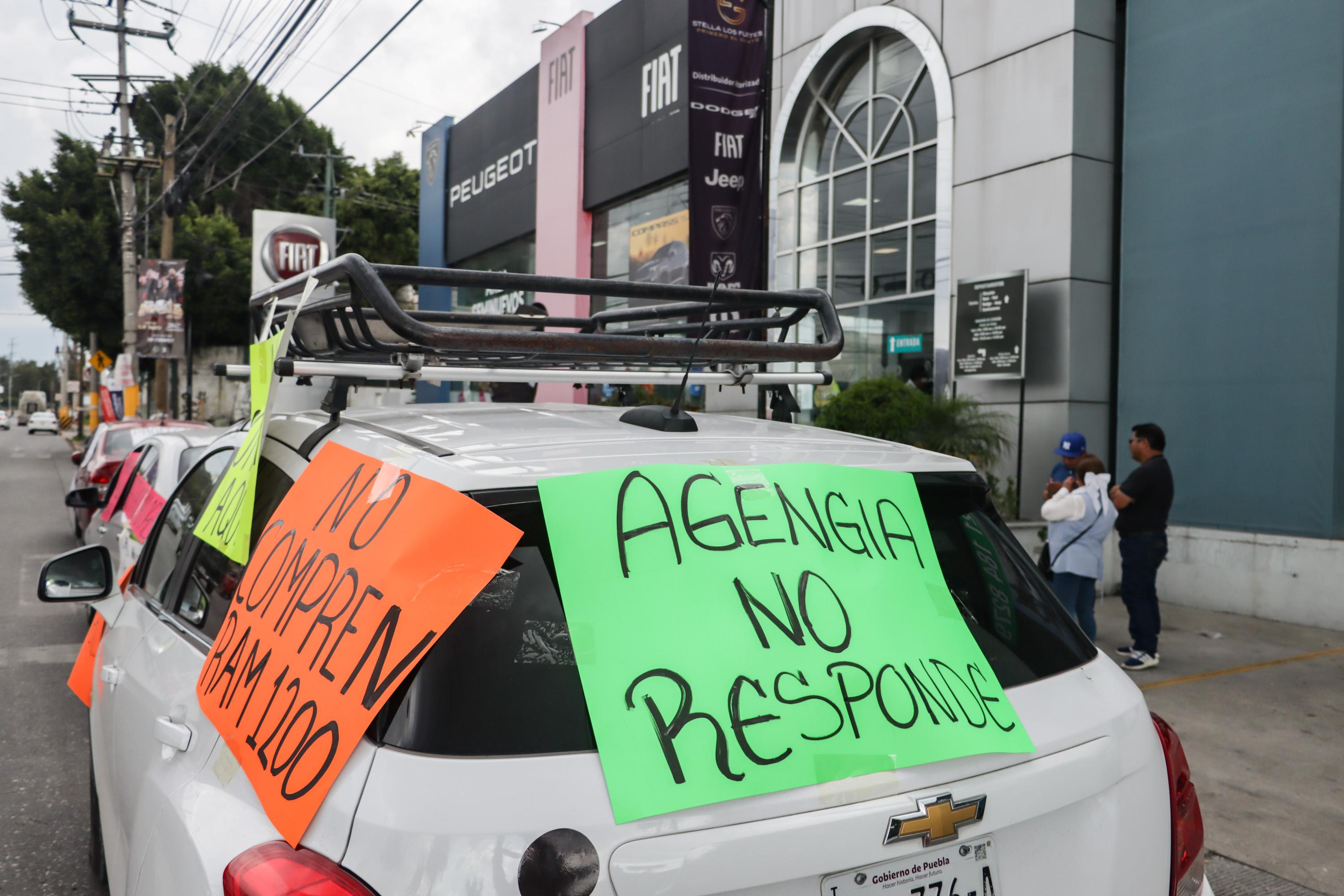 Manifestación en Dodge Fiat Peugeot, sucursal Los Fuertes en Puebla.