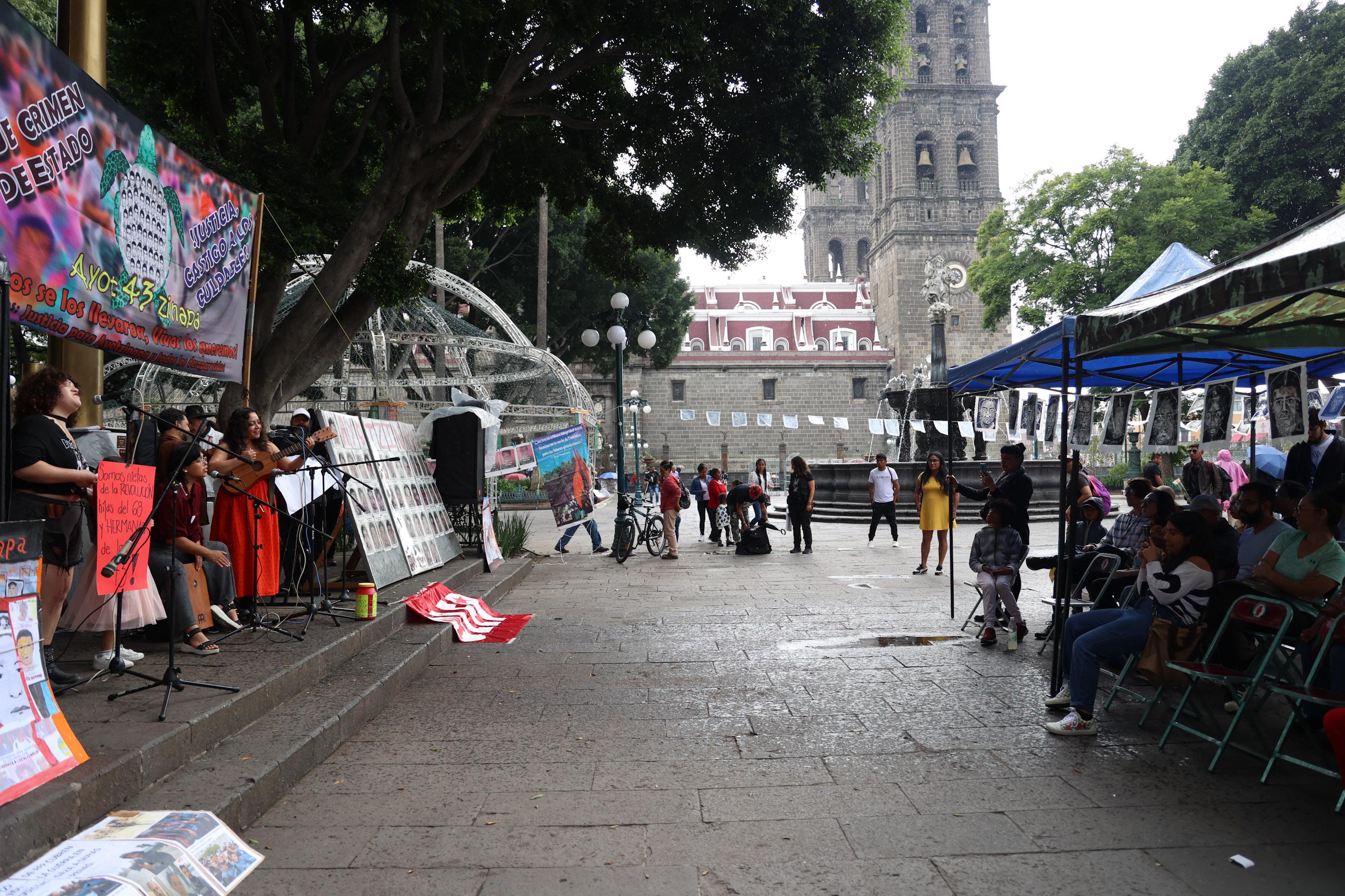 Acción en Puebla a 11 años de la desaparición de los 43 normalistas de Ayotzinapa.