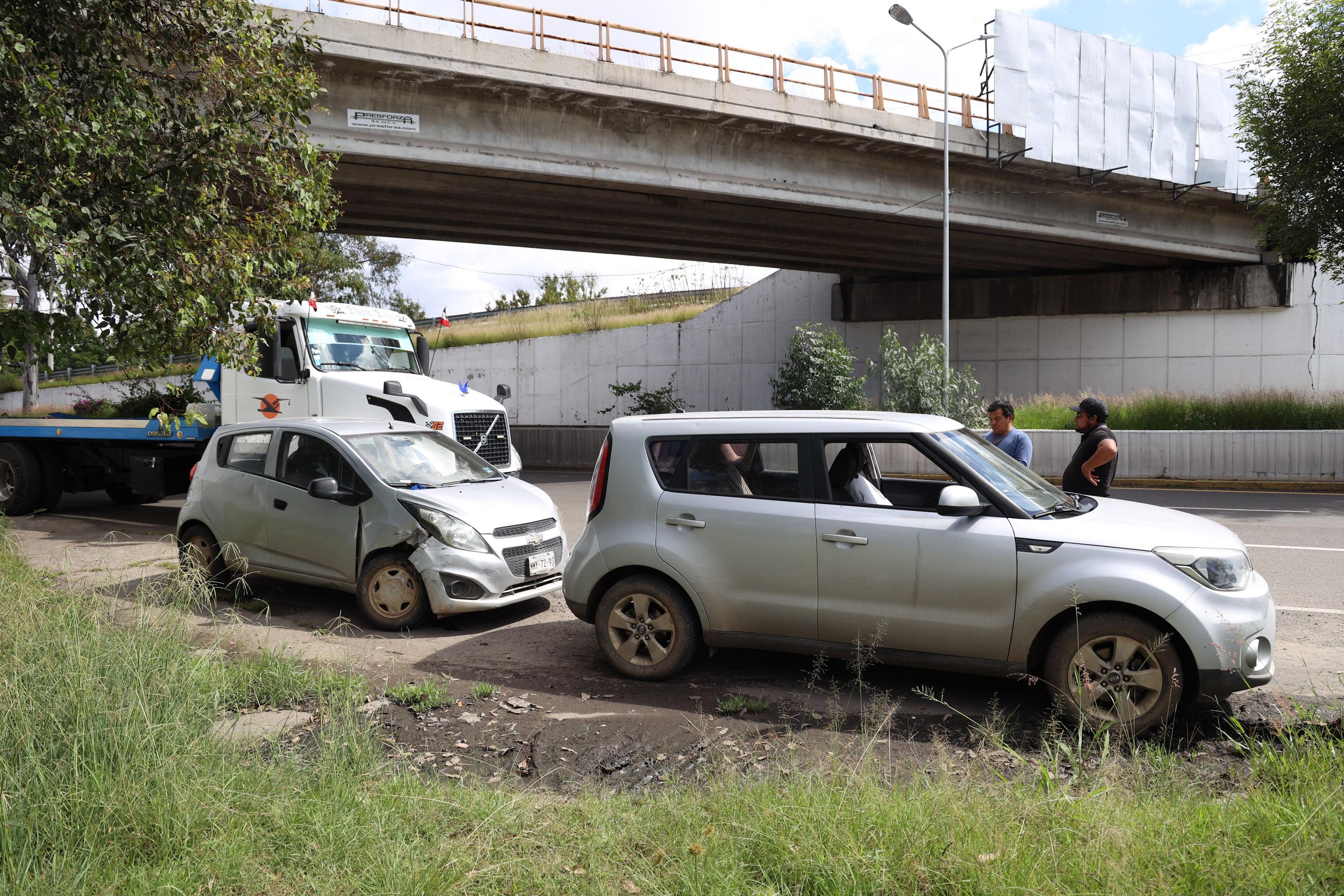 Una persona lesionada deja la volcadura de un auto a la altura del puente de la Udlap.