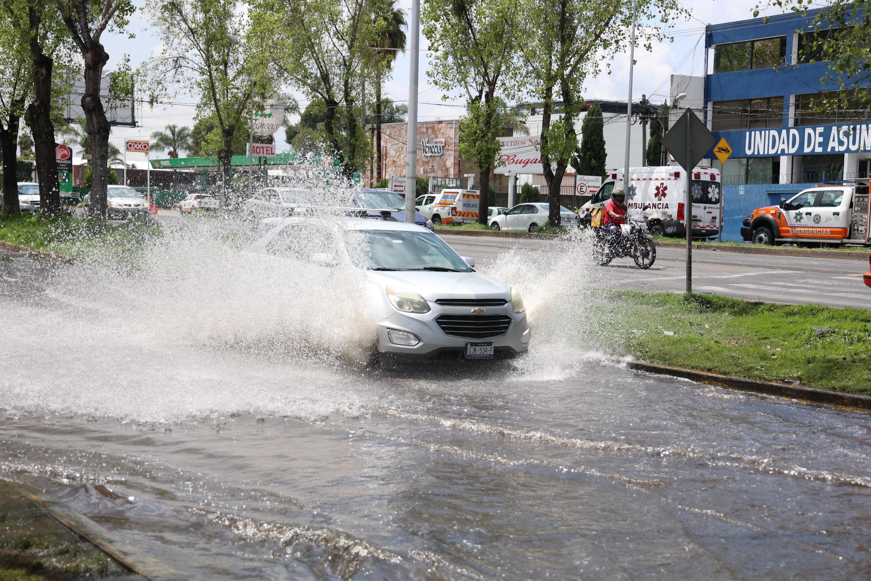 Cuidado con el charco que se formó sobre la lateral del bulevar San Felipe.