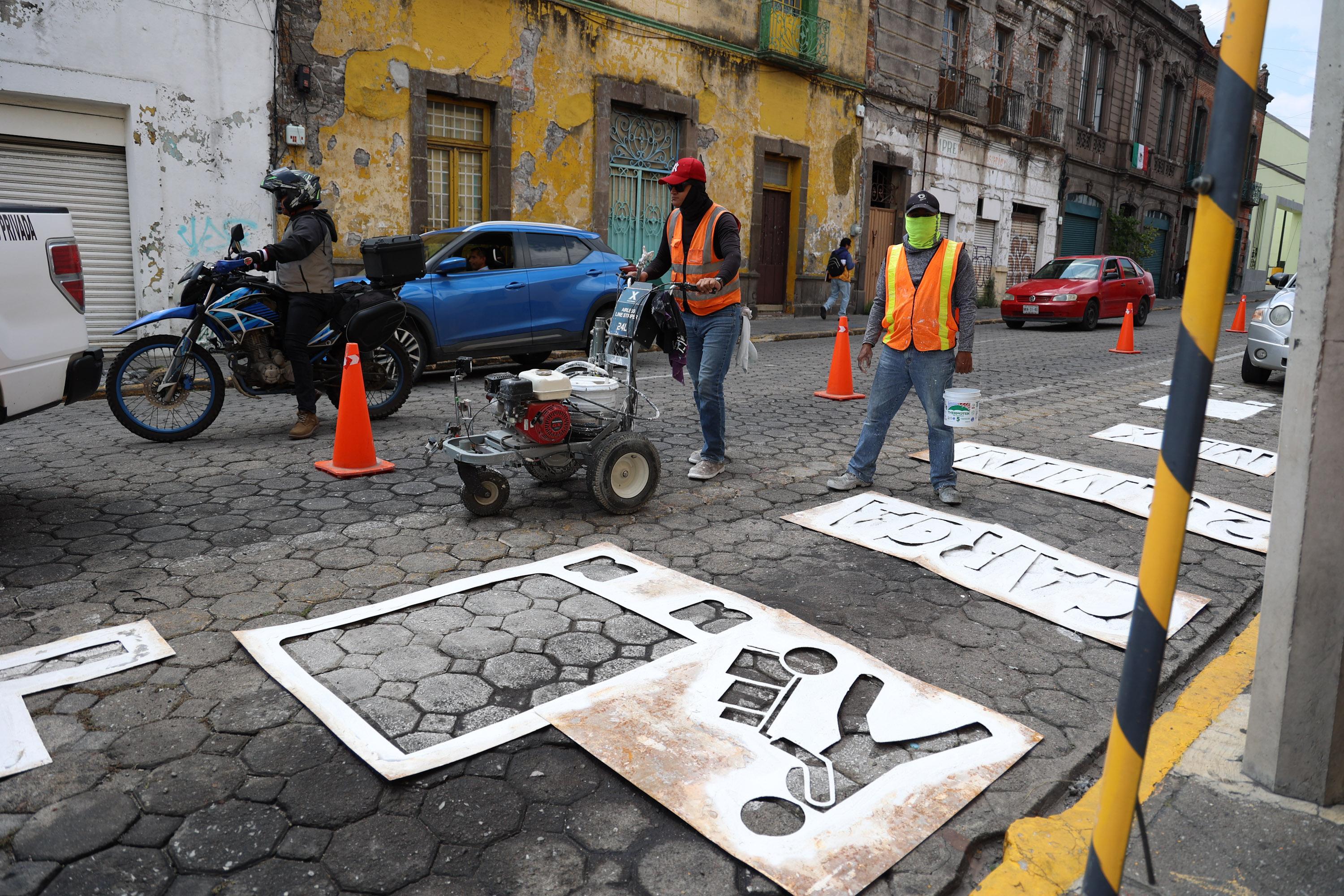 Pinta de cajones de parquímetros sobre la Avenida Reforma a la altura de la 17 Norte.