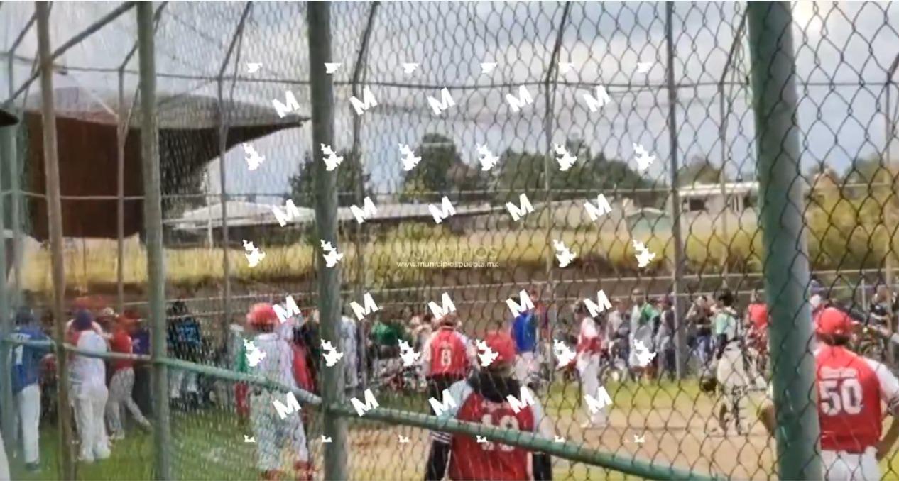 Se dieron con todo en juego de beisbol en Tlalancaleca.