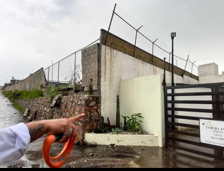 La barda de un fraccionamiento en Cuautlancingo se desploma por las fuertes lluvias 