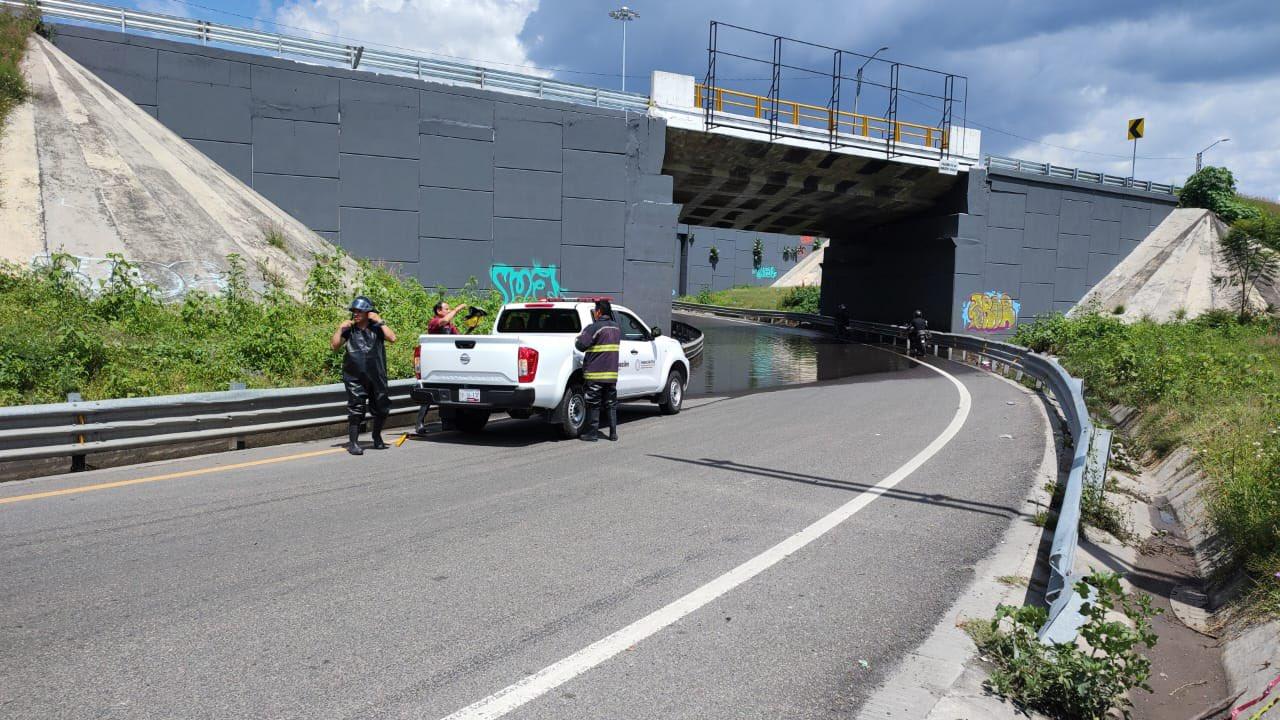 Se inundó el puente de bulevar Forjadores y Periférico Ecológico, en San Pedro Cholula, Puebla.