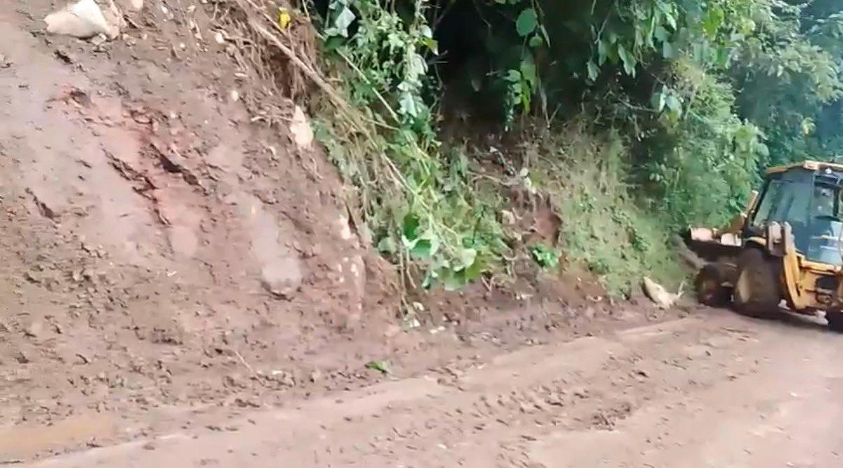 Un camino que conduce hacia la junta auxiliar de Cuacuila, en Huauchinango, Puebla, ya fue liberado.
