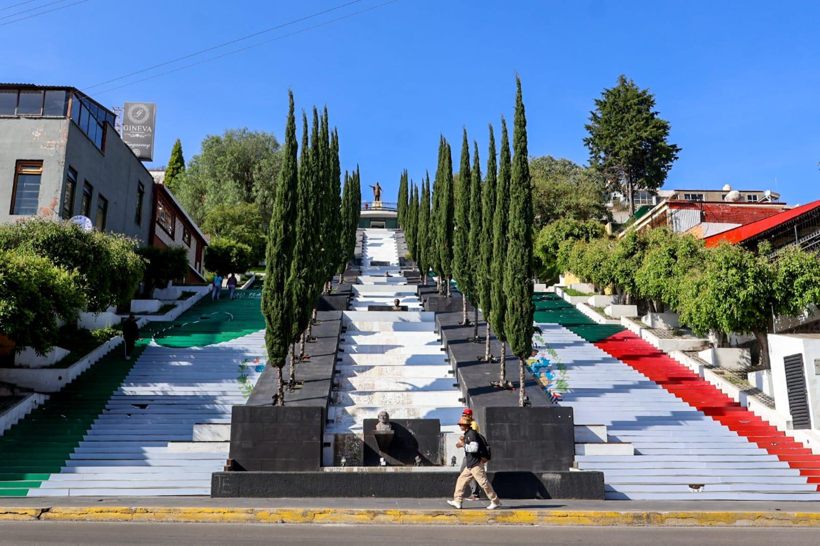 Escalinatas de Tlaxcala lucen el verde, blanco y rojo.