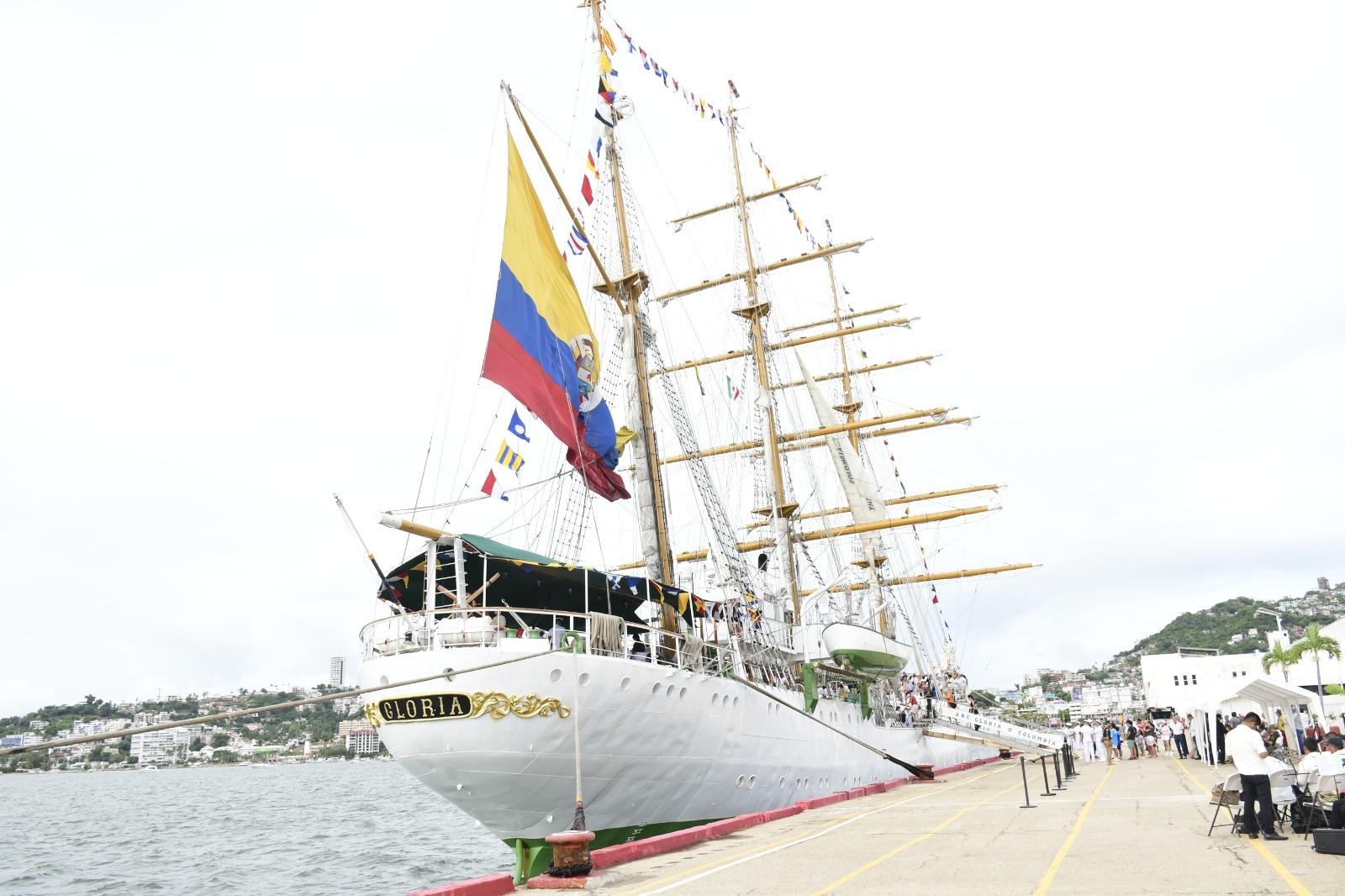 Arriba al puerto de Acapulco el Buque Escuela ARC Gloria.