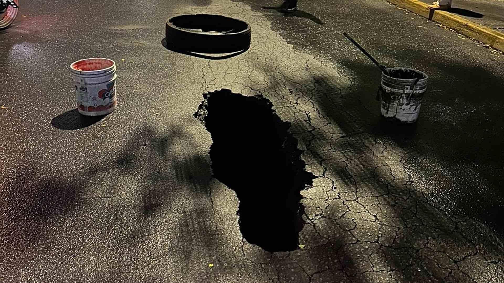 Se hunde patrulla en socavón de Iztapalapa