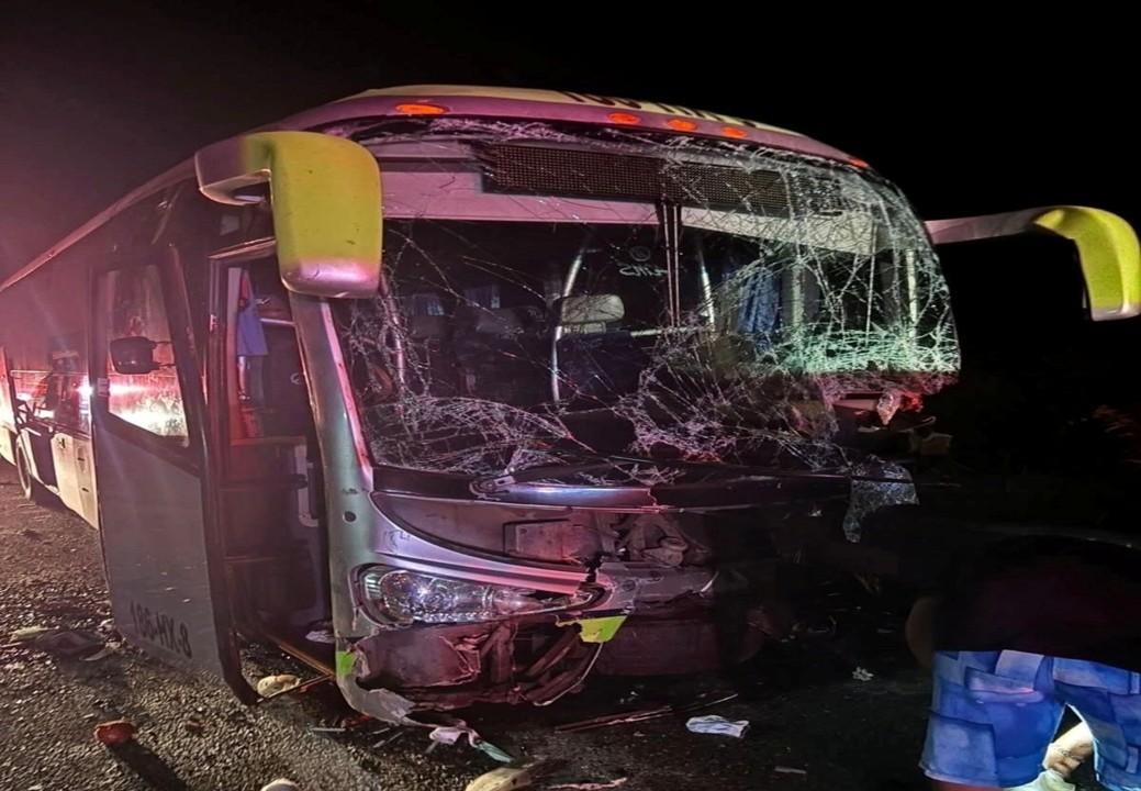 Cinco personas muertas y 20 heridos, deja accidente en la carretera federal Acapulco-Zihuatanejo.