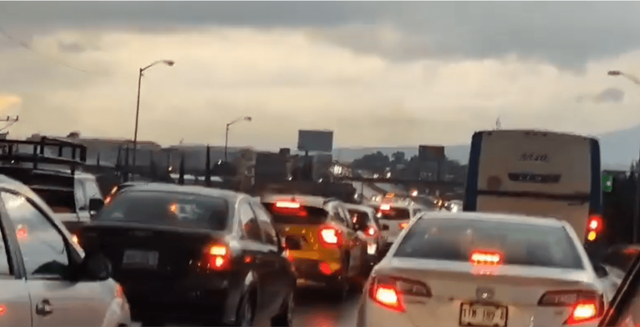 Intenso tráfico en la Vía Corta a Santa Ana.