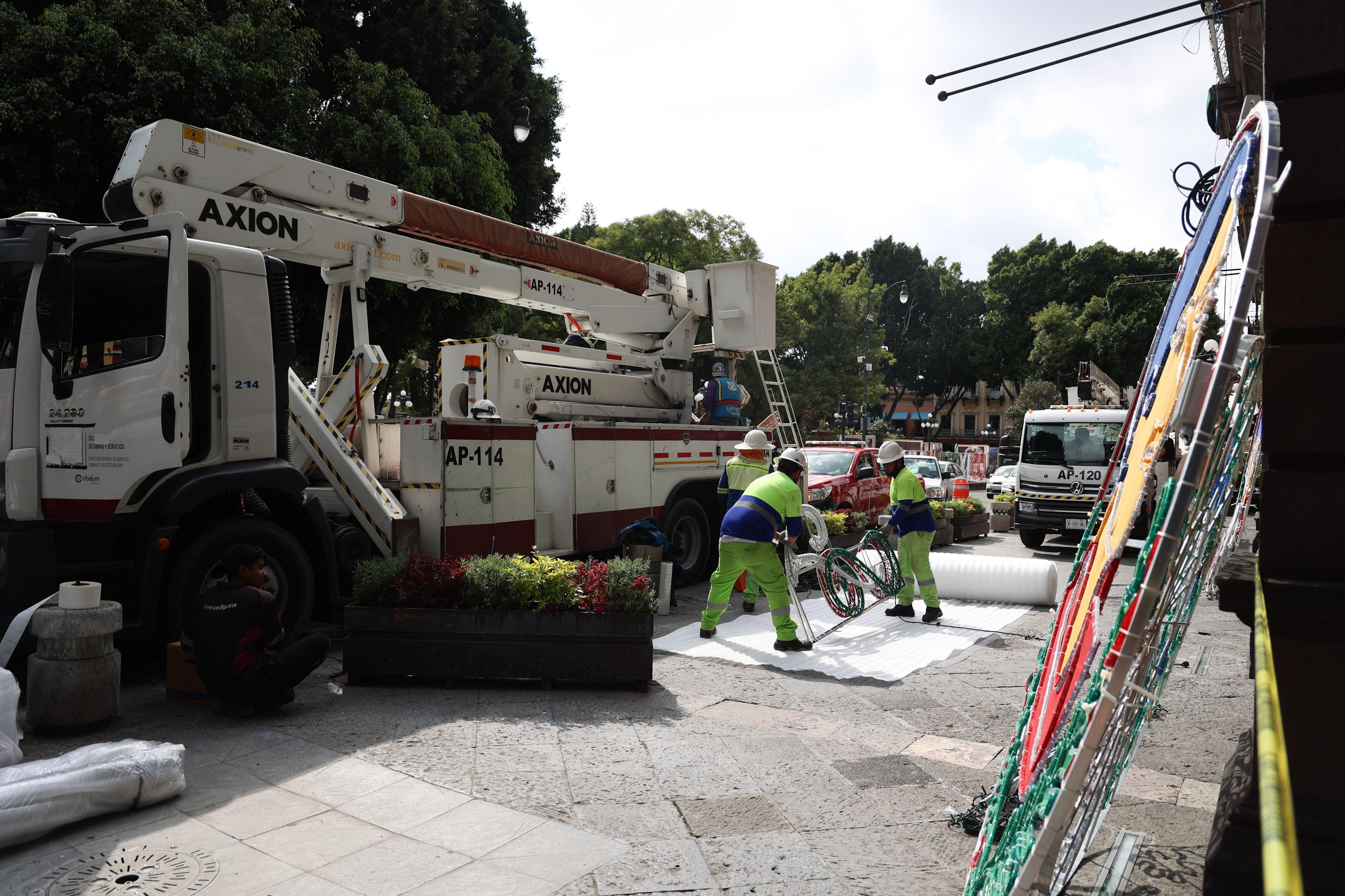 Retiran adornos patrios del Palacio Municipal de Puebla.
