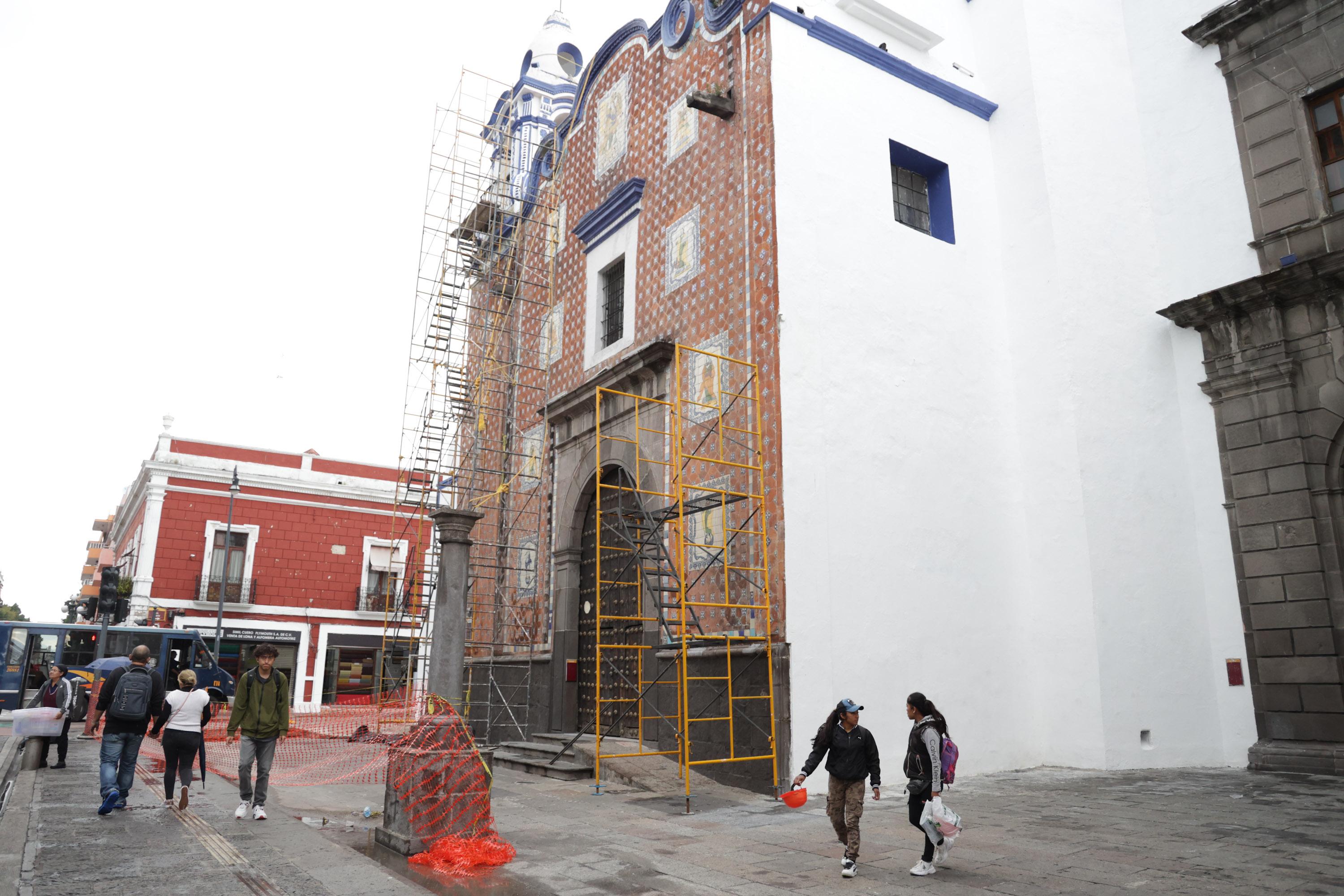 La fachada de la Parroquia de San Marcos en Puebla está en mantenimiento.