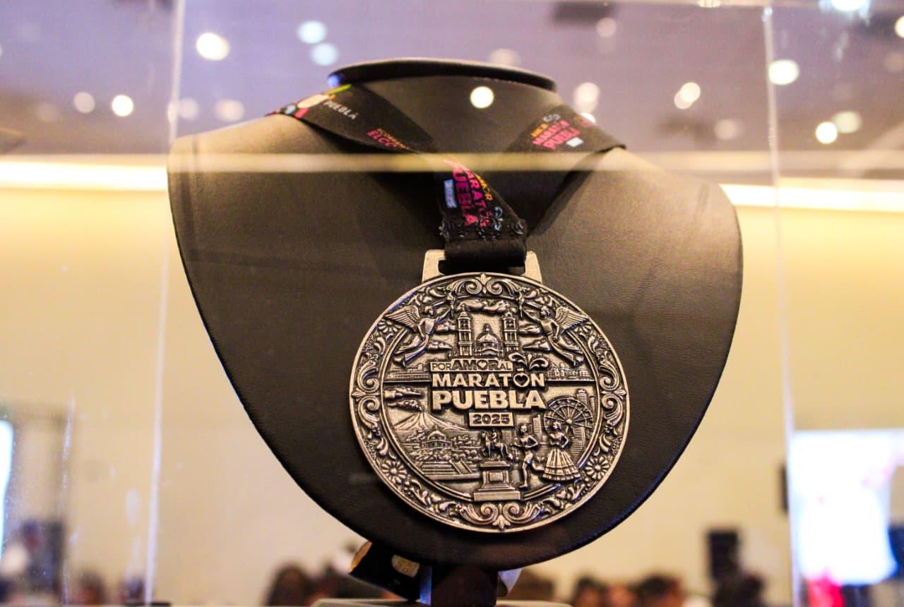 Presentación de medallas y playeras del Maratón Puebla 2025.