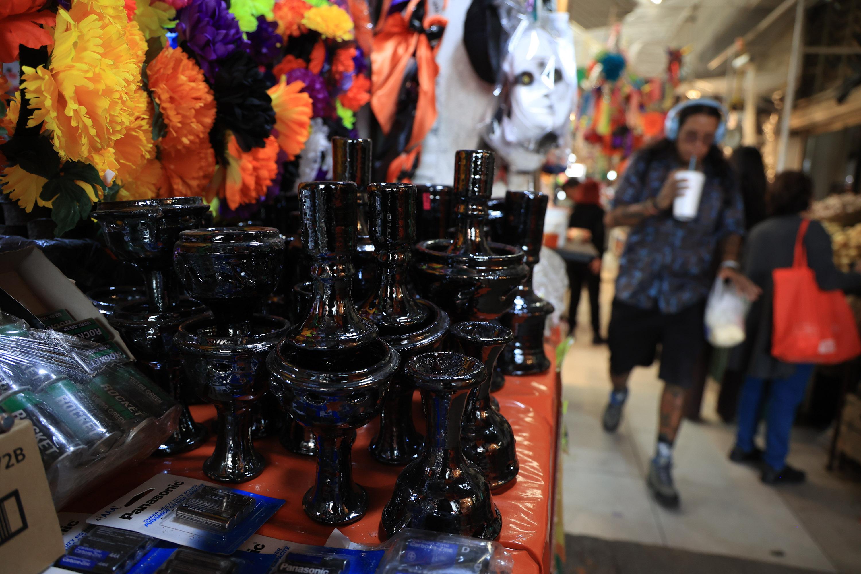 Venta de artículos para la ofrenda en mercados de Puebla.