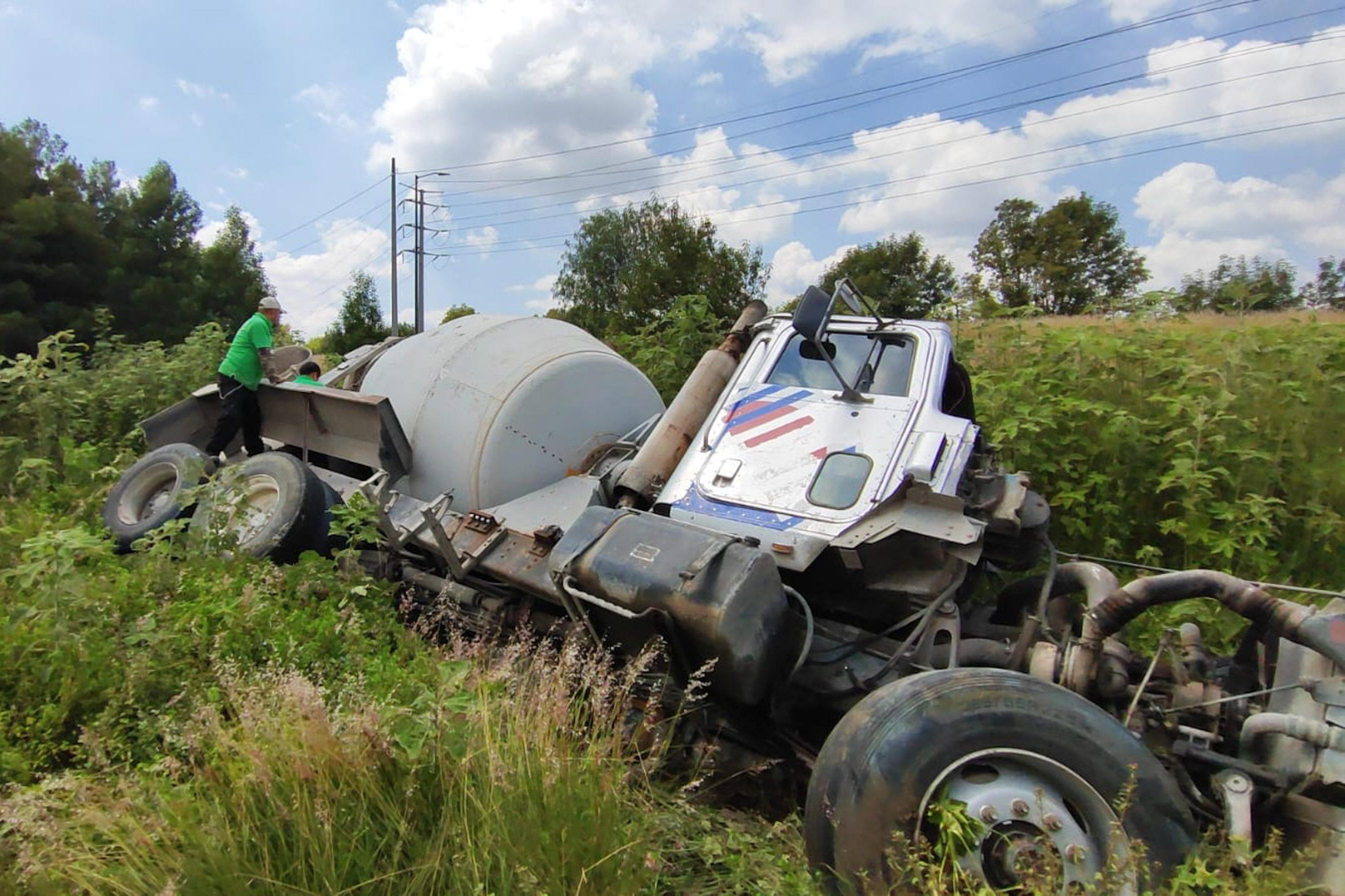 Accidente de camión revolvedor en el Periférico Ecológico, a la altura de Coronango.