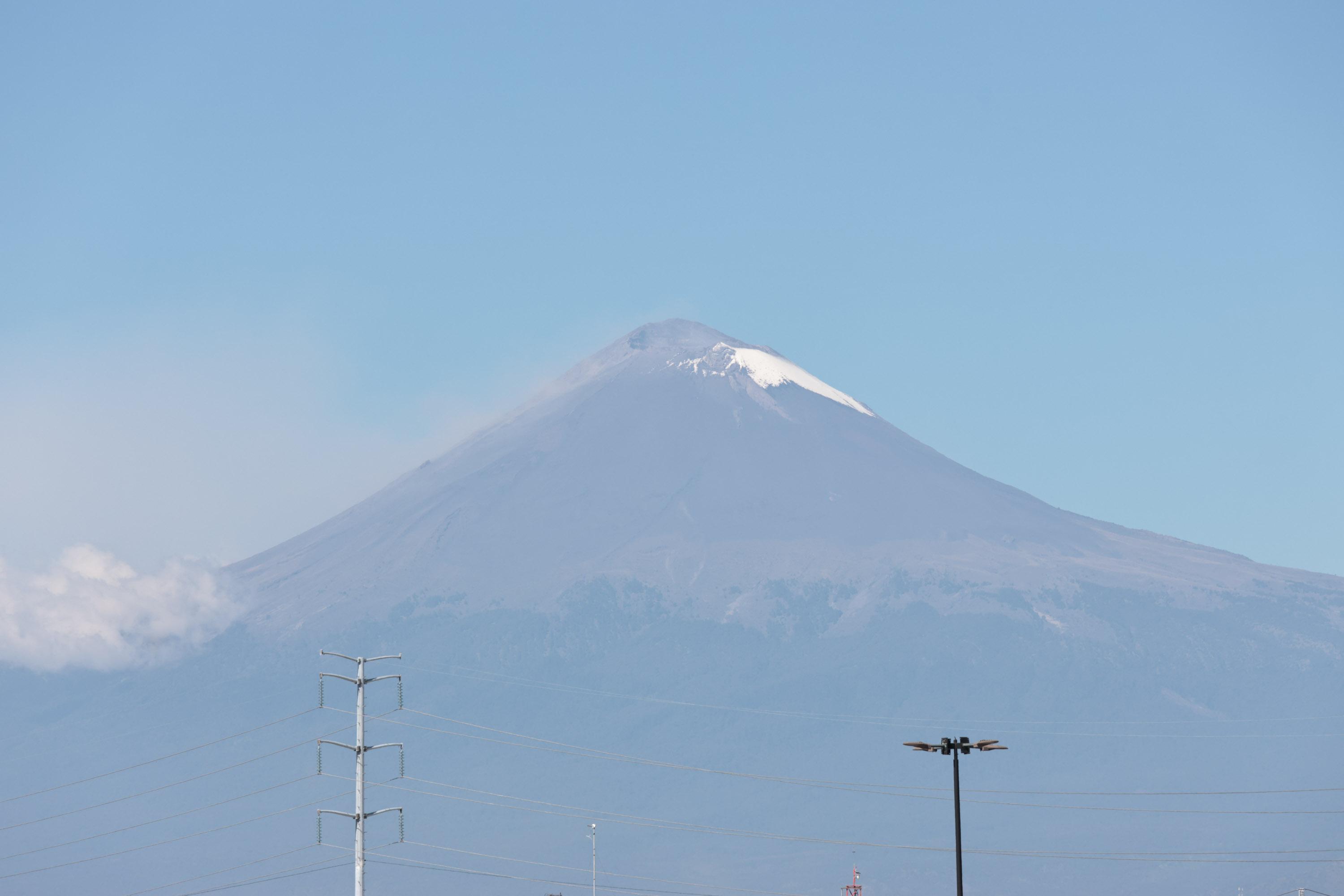 Nieve y cielo despejado acompañan al volcán Popocatépetl en Puebla.