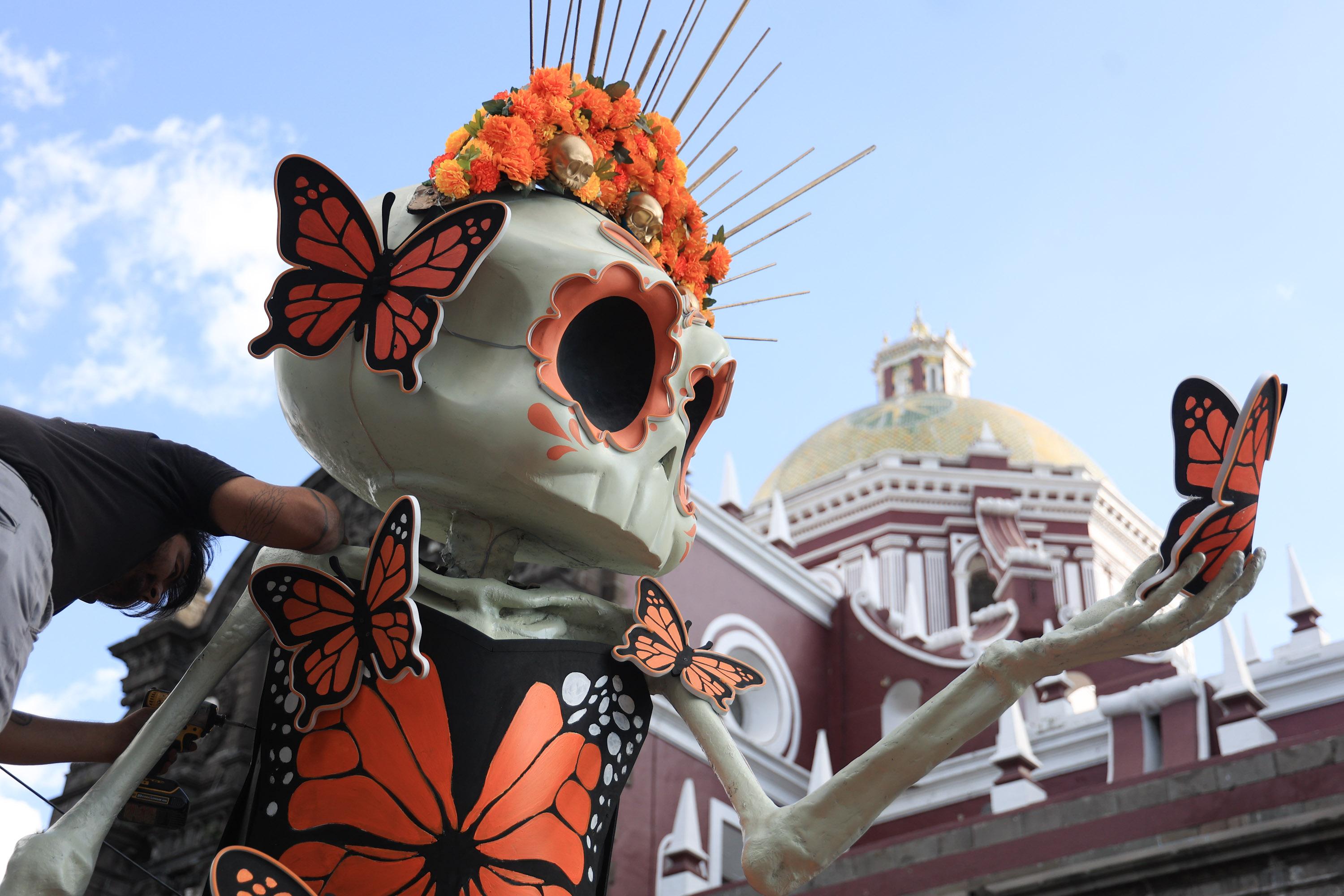 Instalan Catrina monumental en el Zócalo de Puebla, junto a Catedral.