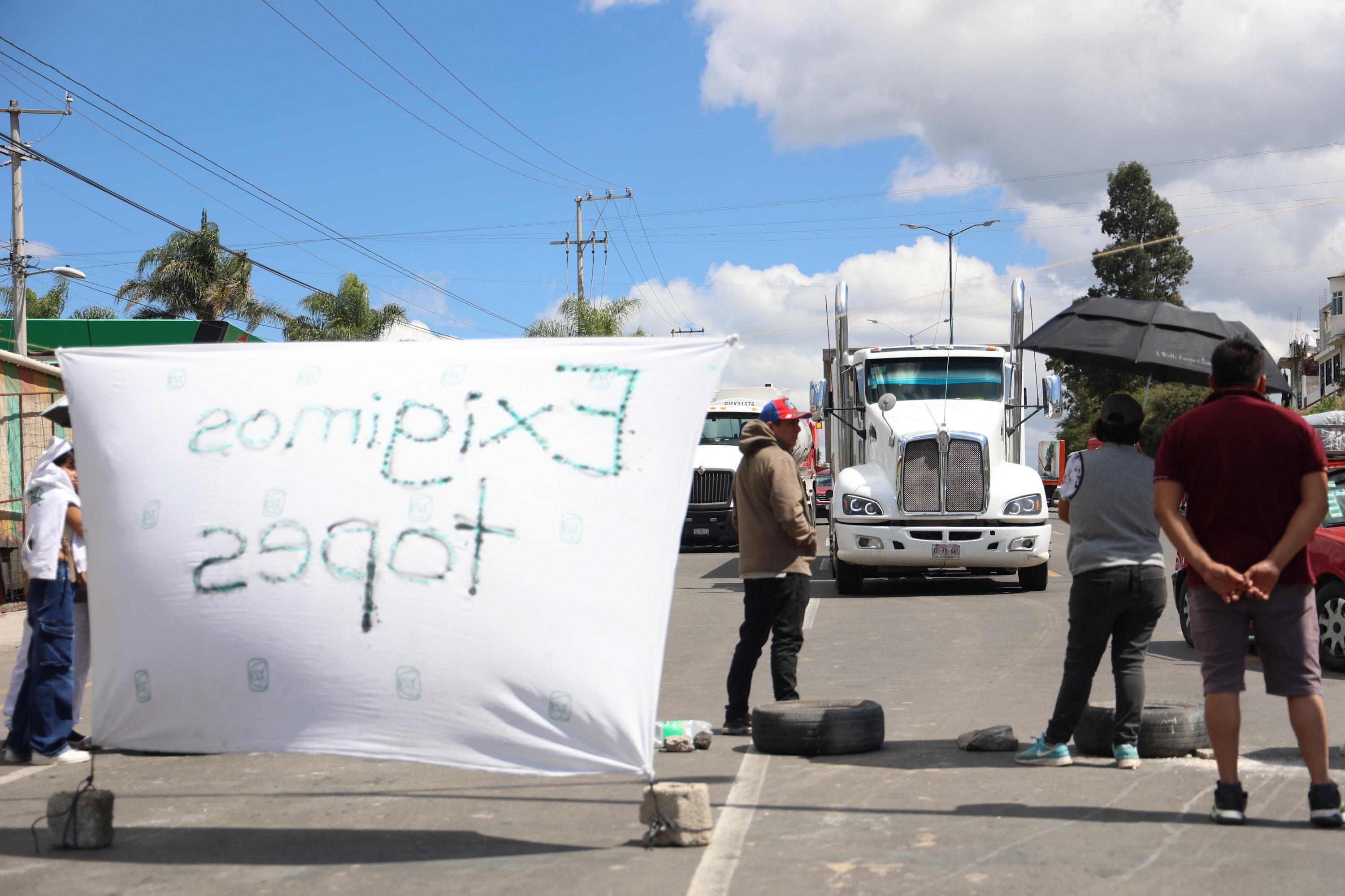 Vecinos cierran Valsequillo exigiendo se coloquen topes.