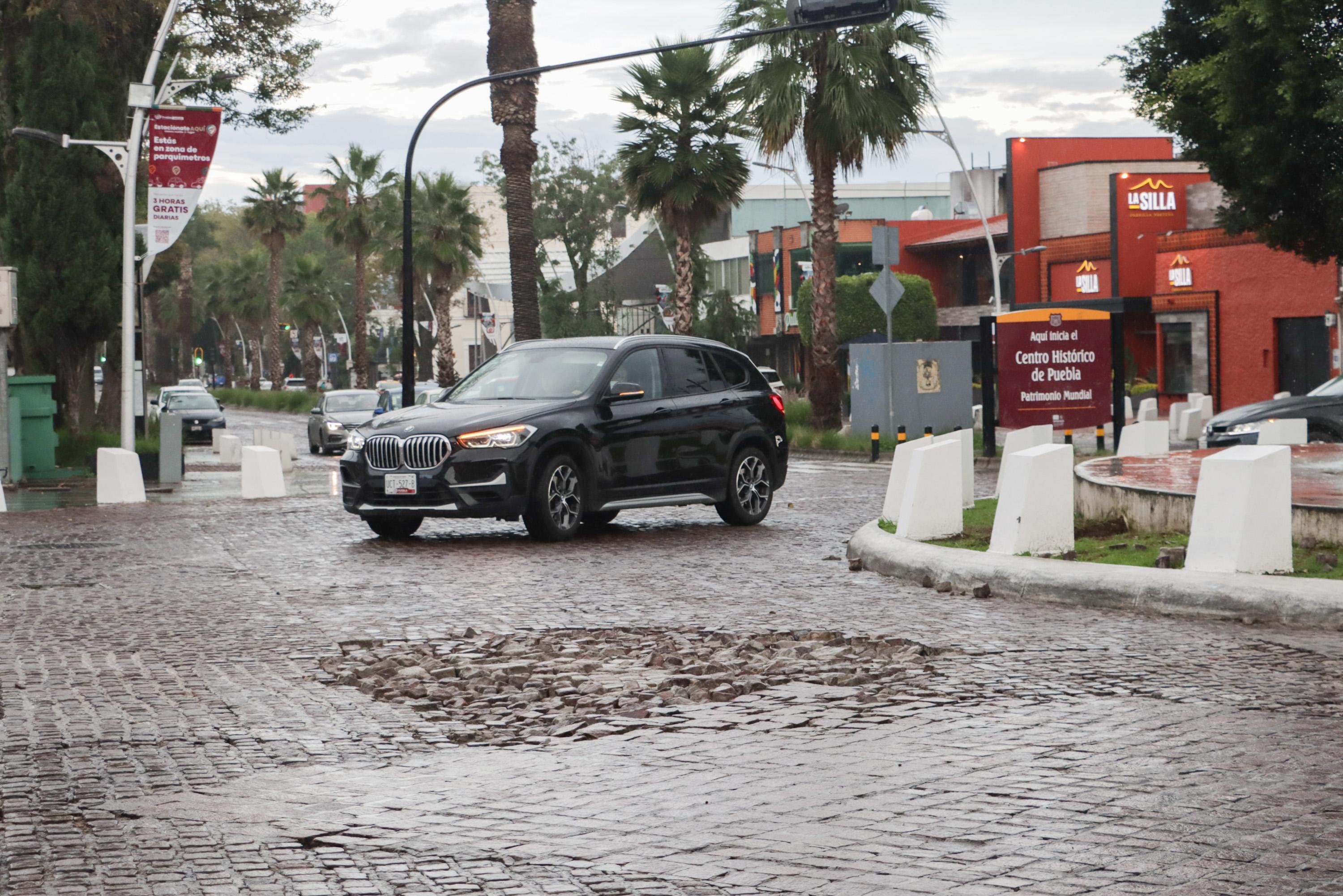 Daños en la calle de la Avenida Juárez, principalmente en la rotonda que se encuentra sobre la 19 Sur. 