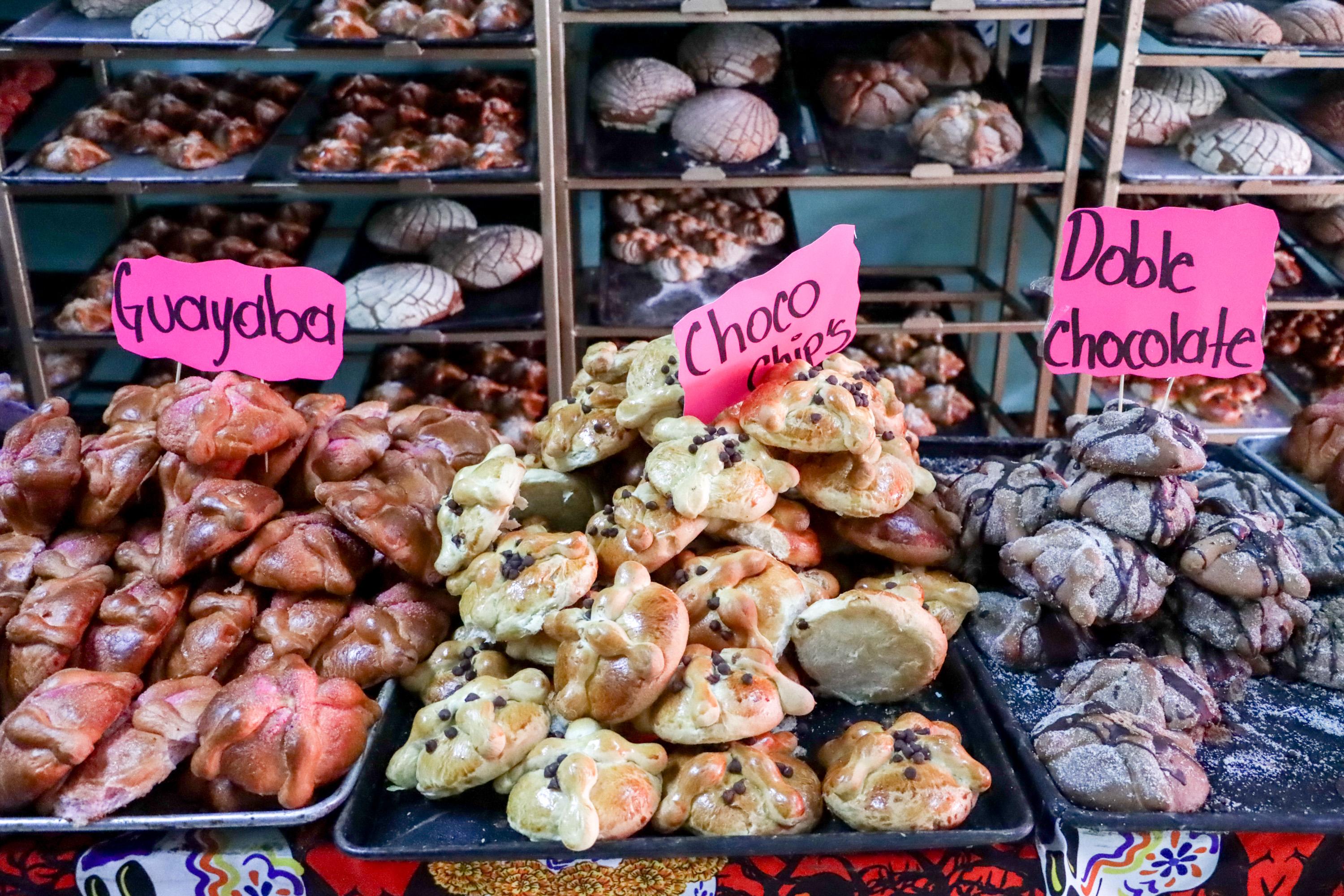 Elaboración de pan de muerto en la panadería La Colonial.