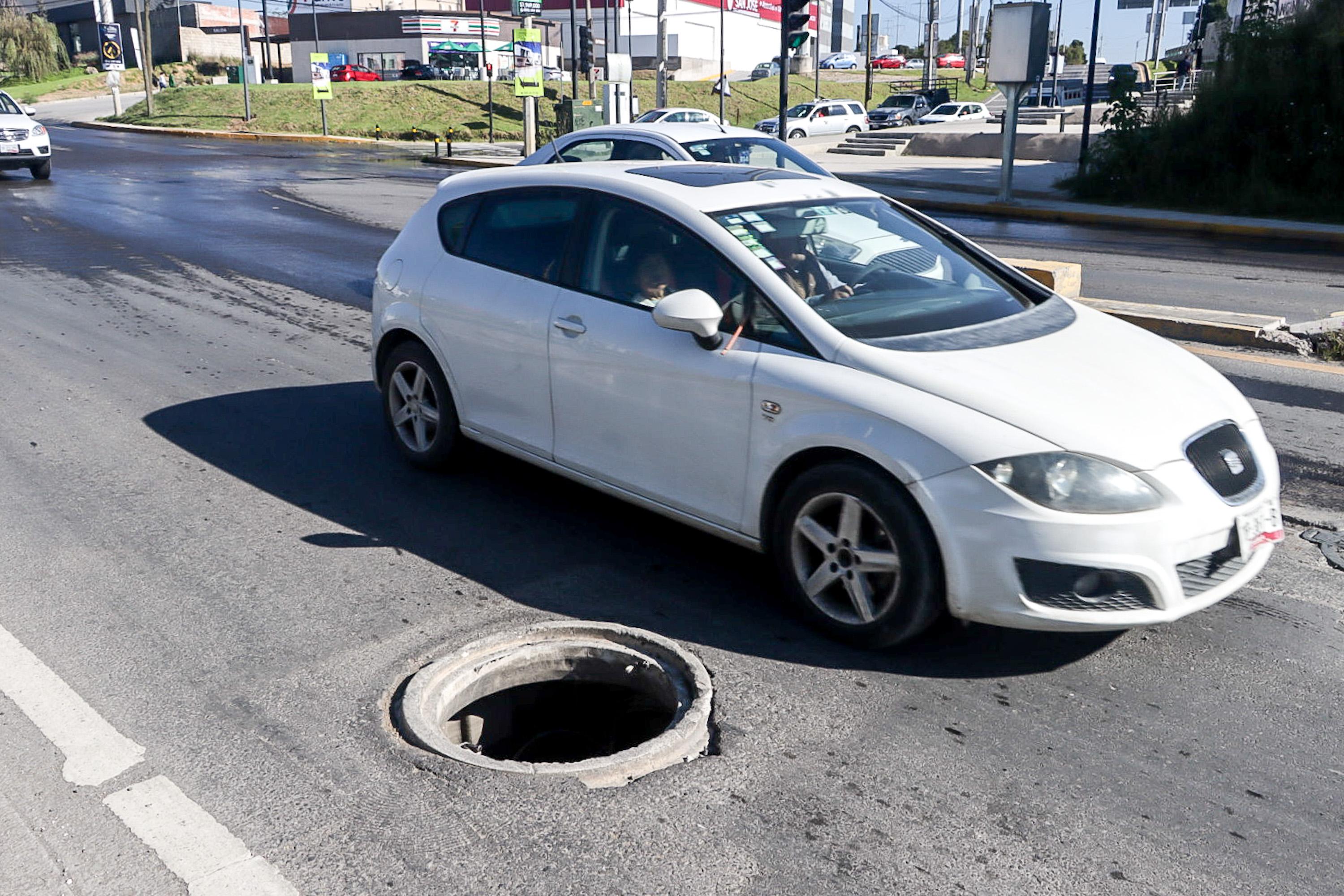 Registro sin tapa sobre la Avenida México-Puebla en Cuautlancingo.