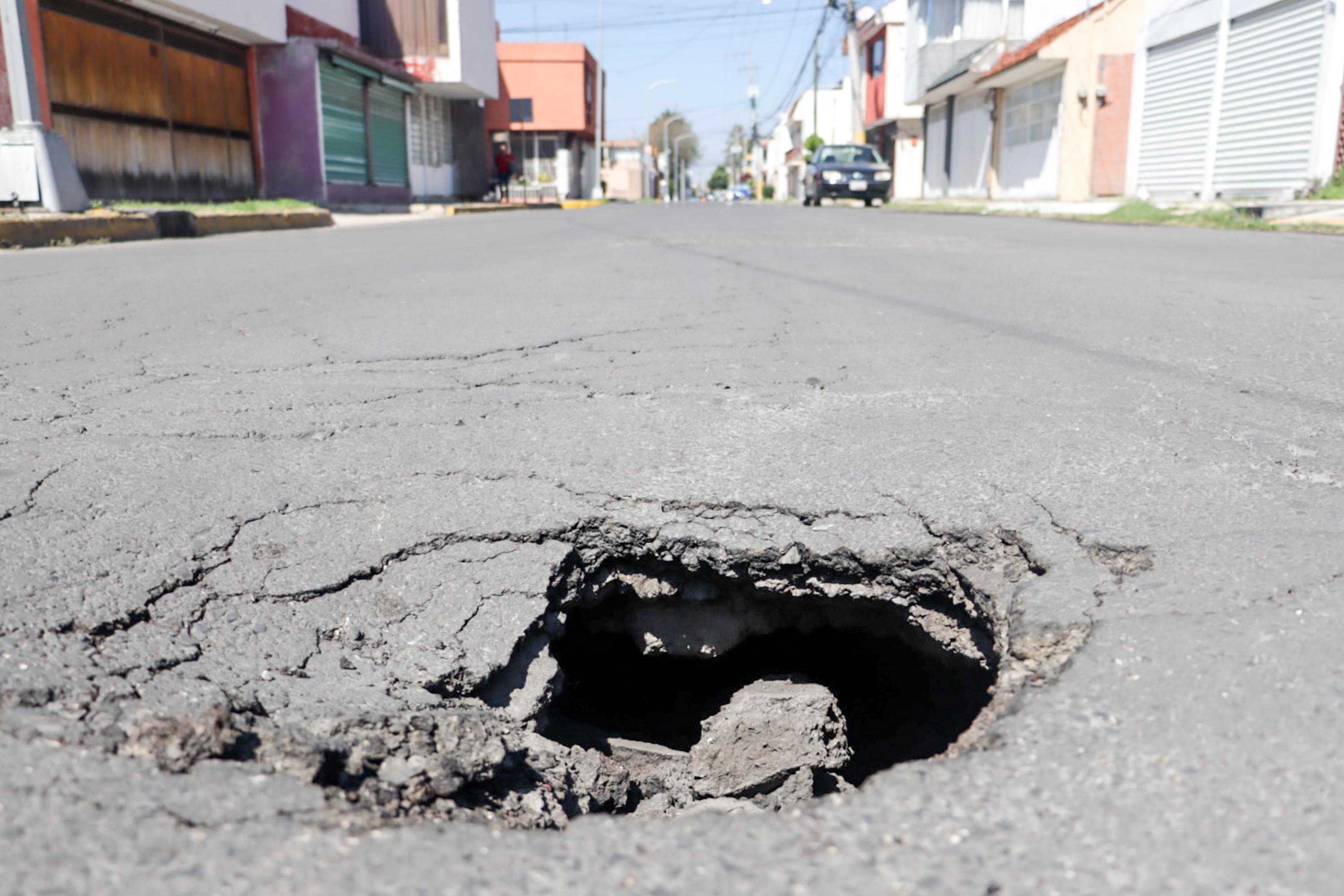 Hundimiento en la colonia Prados Agua Azul en la ciudad de Puebla.