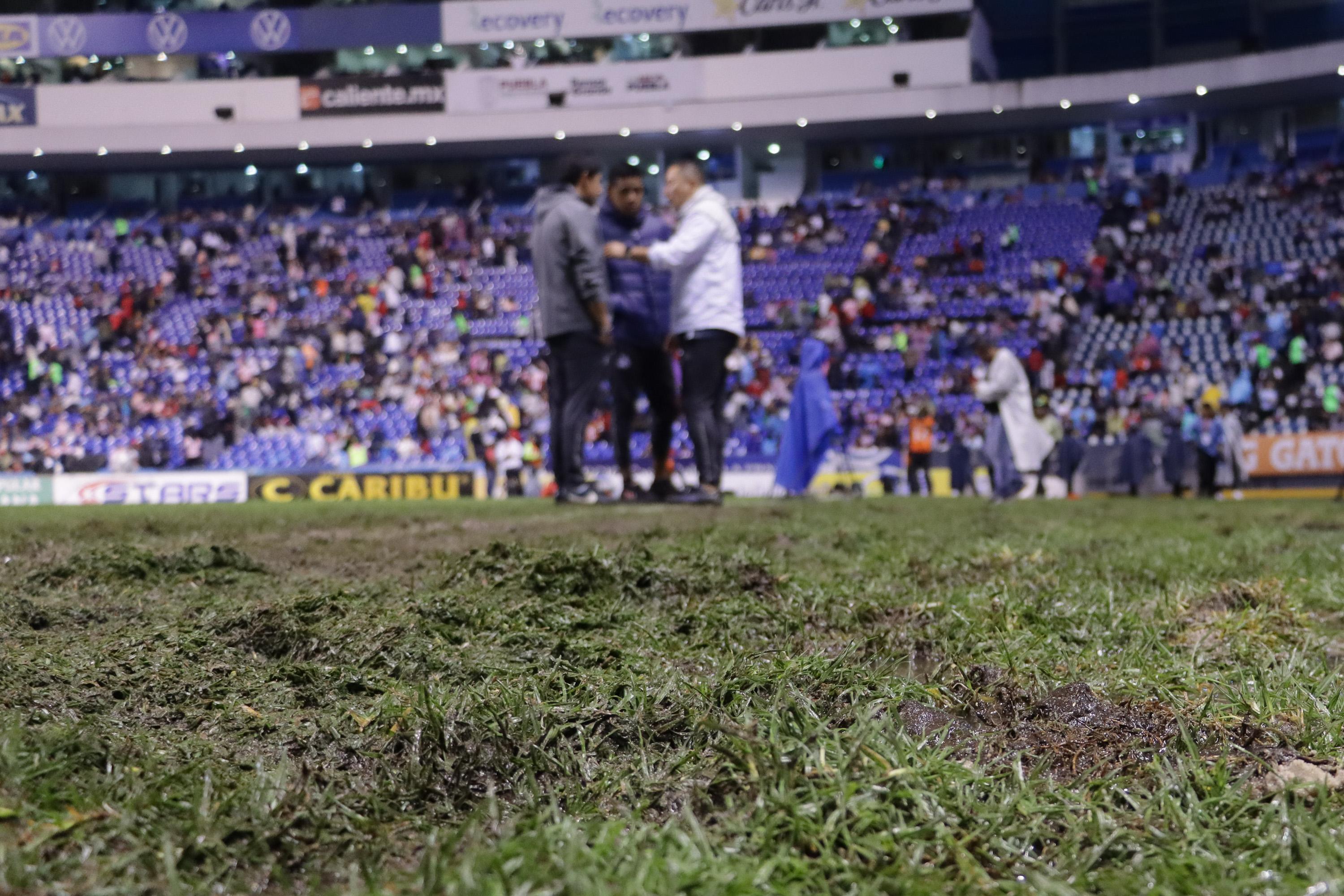 Destrozado, así se encuentra la cancha del estadio Cuauhtémoc en Puebla.