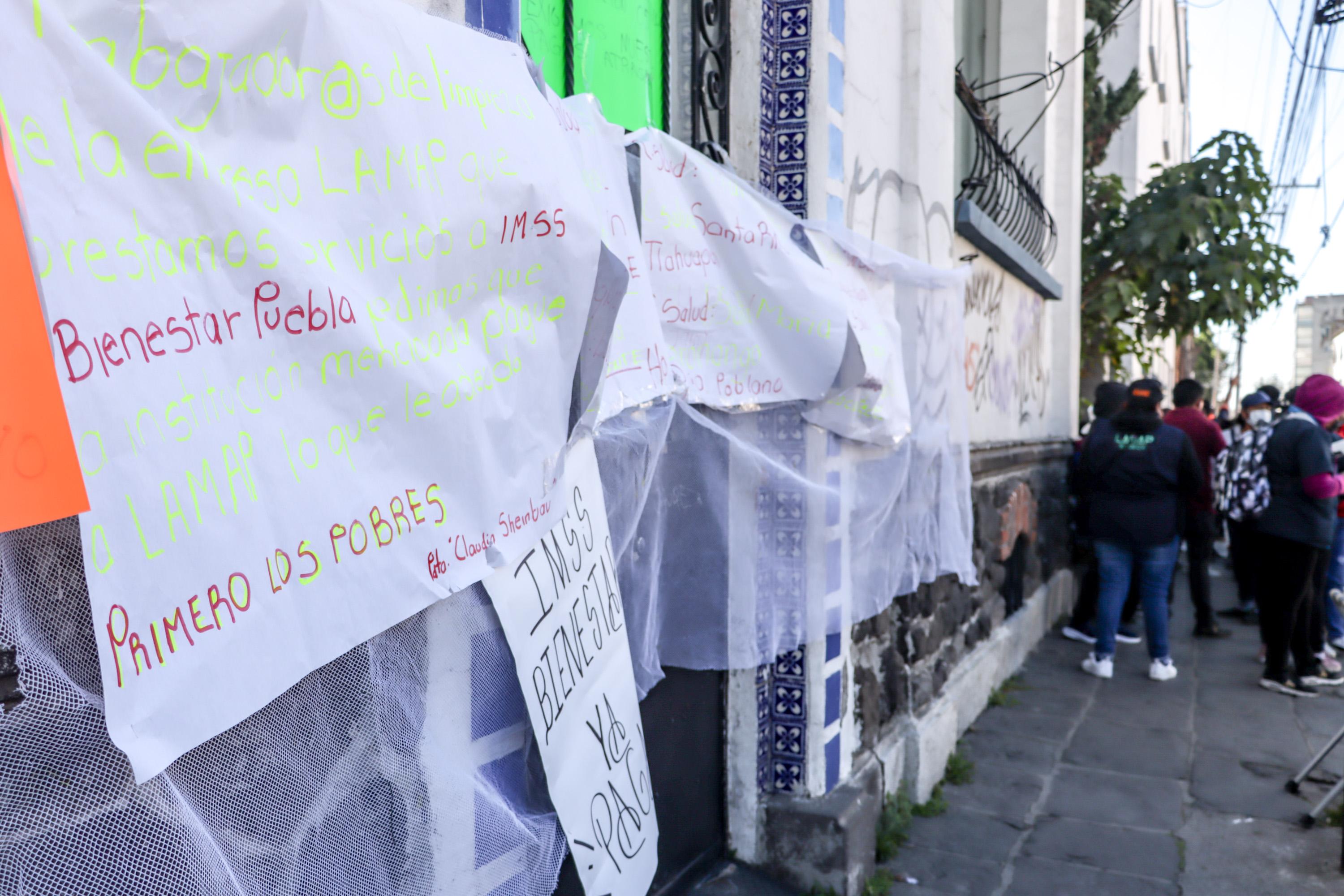 Manifestación de personal de limpieza en hospitales y centros de salud de Puebla.