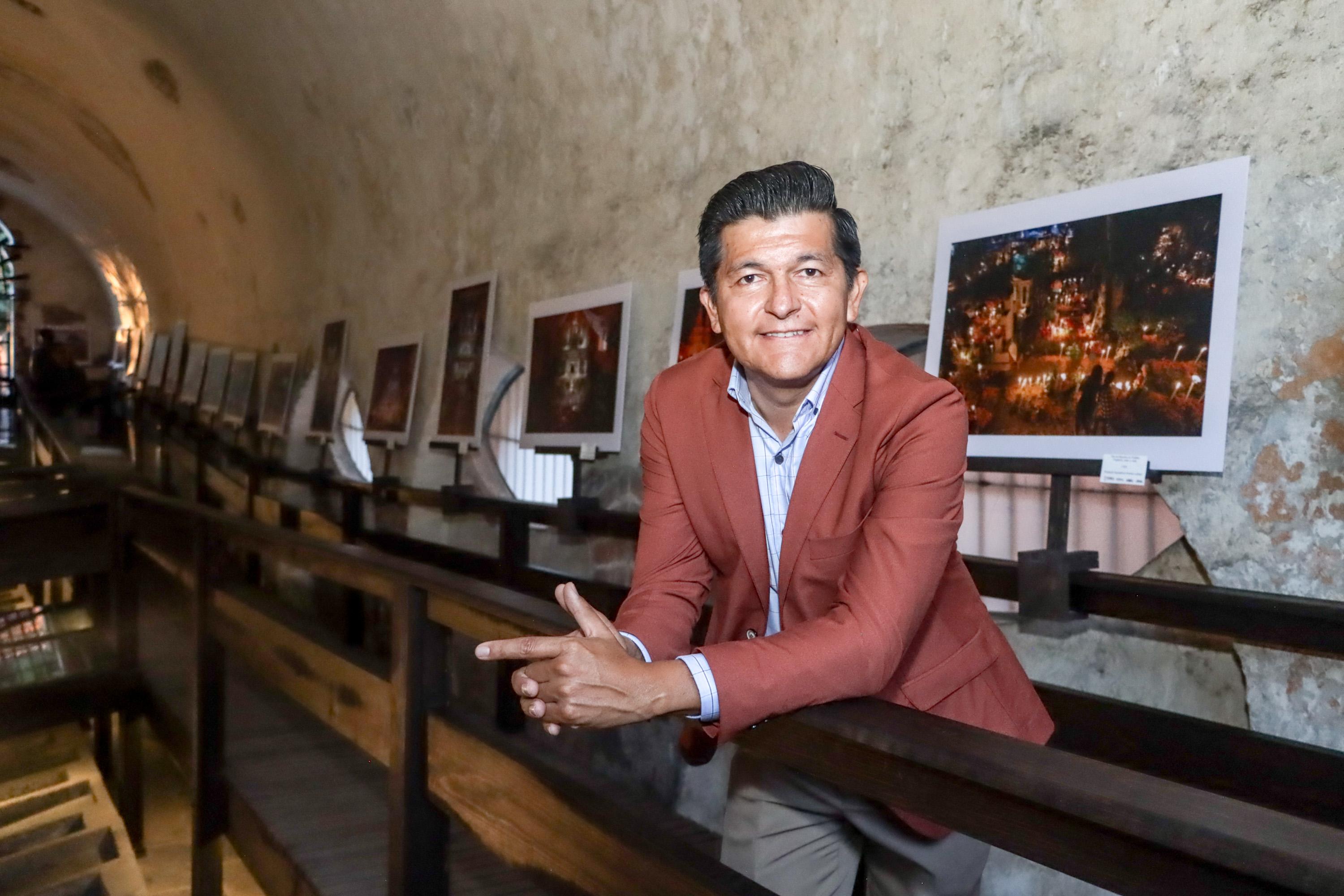 Andrés Lobato presenta en Puebla la exposición fotográfica "Fiesta de Muertos: Tradición, Color y Vida".