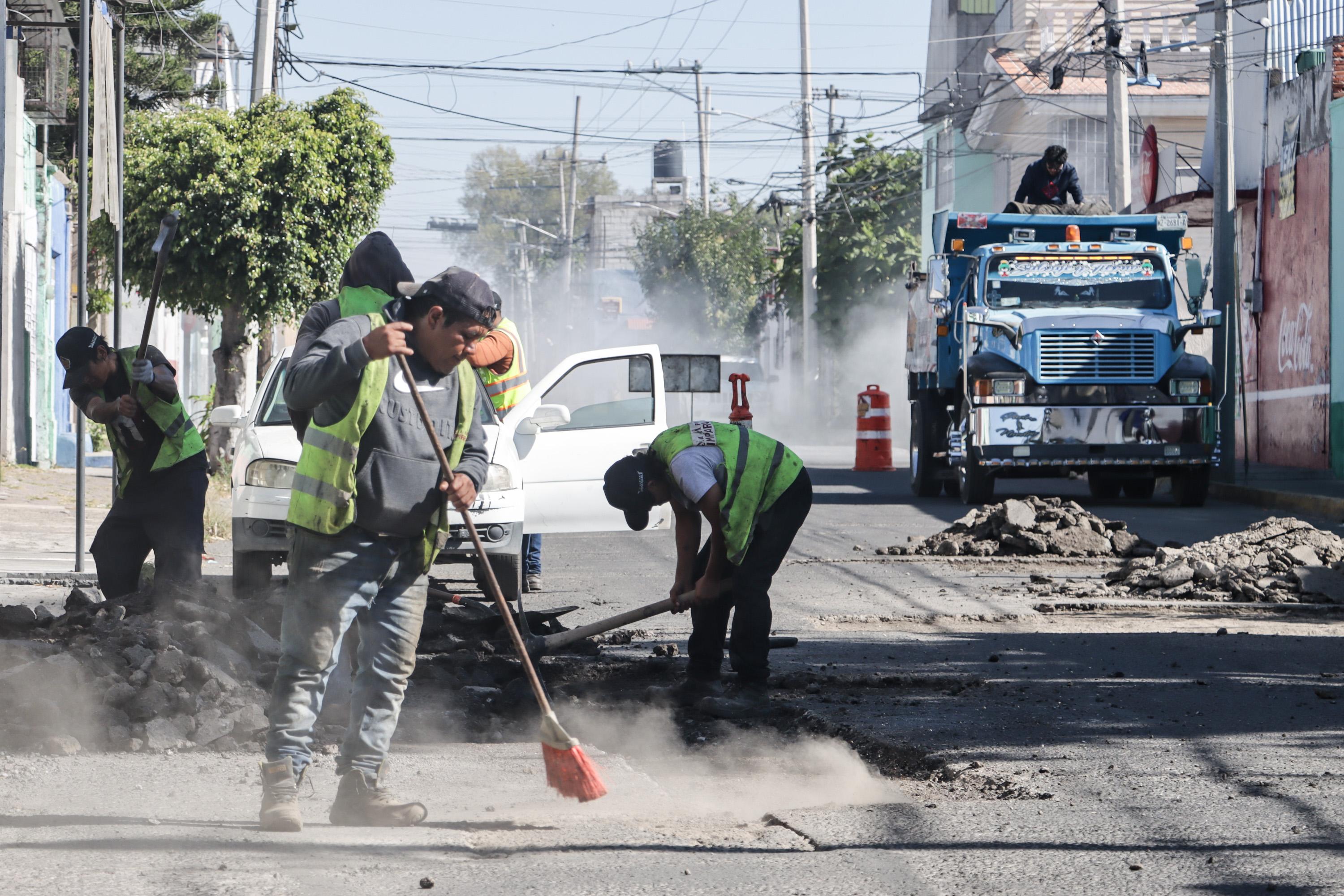 Trabajos de bacheo en la calle 15 Norte en la ciudad de Puebla.