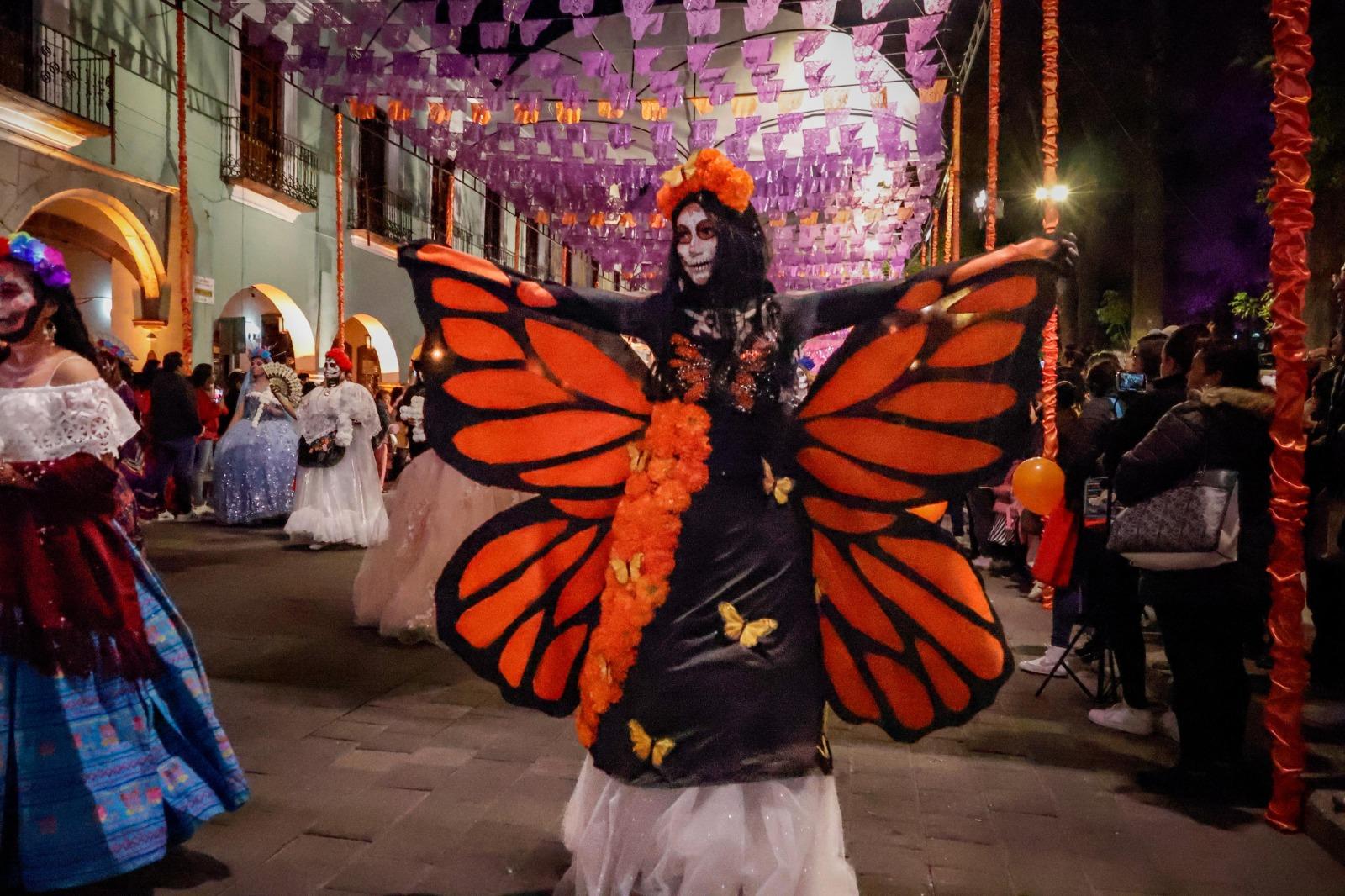 Desfile de Catrinas llena de color las calles de Tlaxcala Capital.