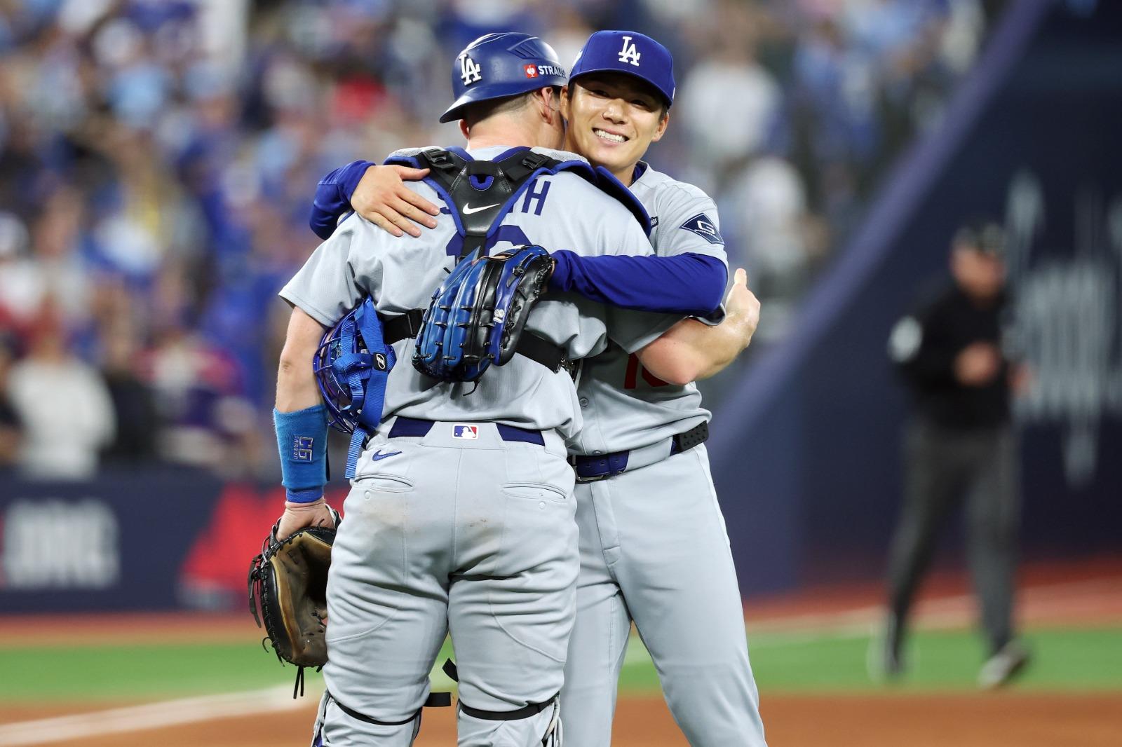 Yoshinobu Yamamoto estuvo intratable en el triunfo de Dodgers 5-1 sobre Toronto, la Serie Final está 1-1.