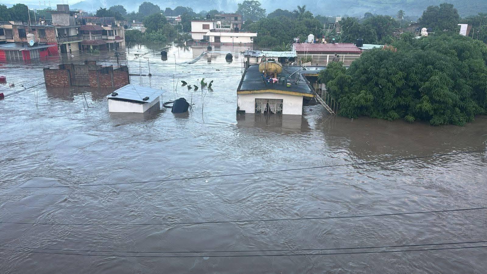 Exigen la localización de 192 estudiantes desaparecidos en Veracruz por las lluvias.