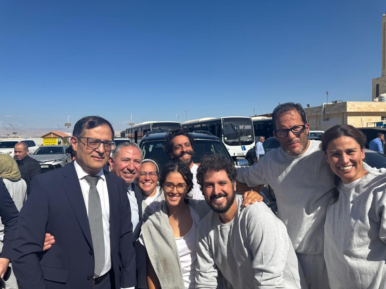 Los seis ciudadanos de México que fueron detenidos en Israel y estaban participando en la Flotilla Global Sumud para entregar ayuda humanitaria a Gaza, ya salieron e iniciaron su repatriación hacia al país.