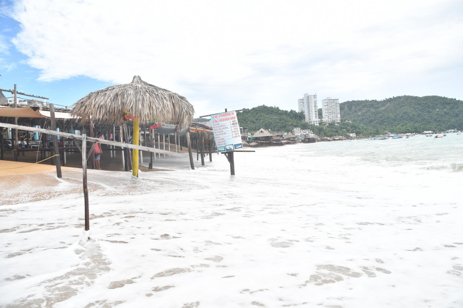 Afecta alto oleaje a prestadores de servicios turísticos en Puerto Marqués.