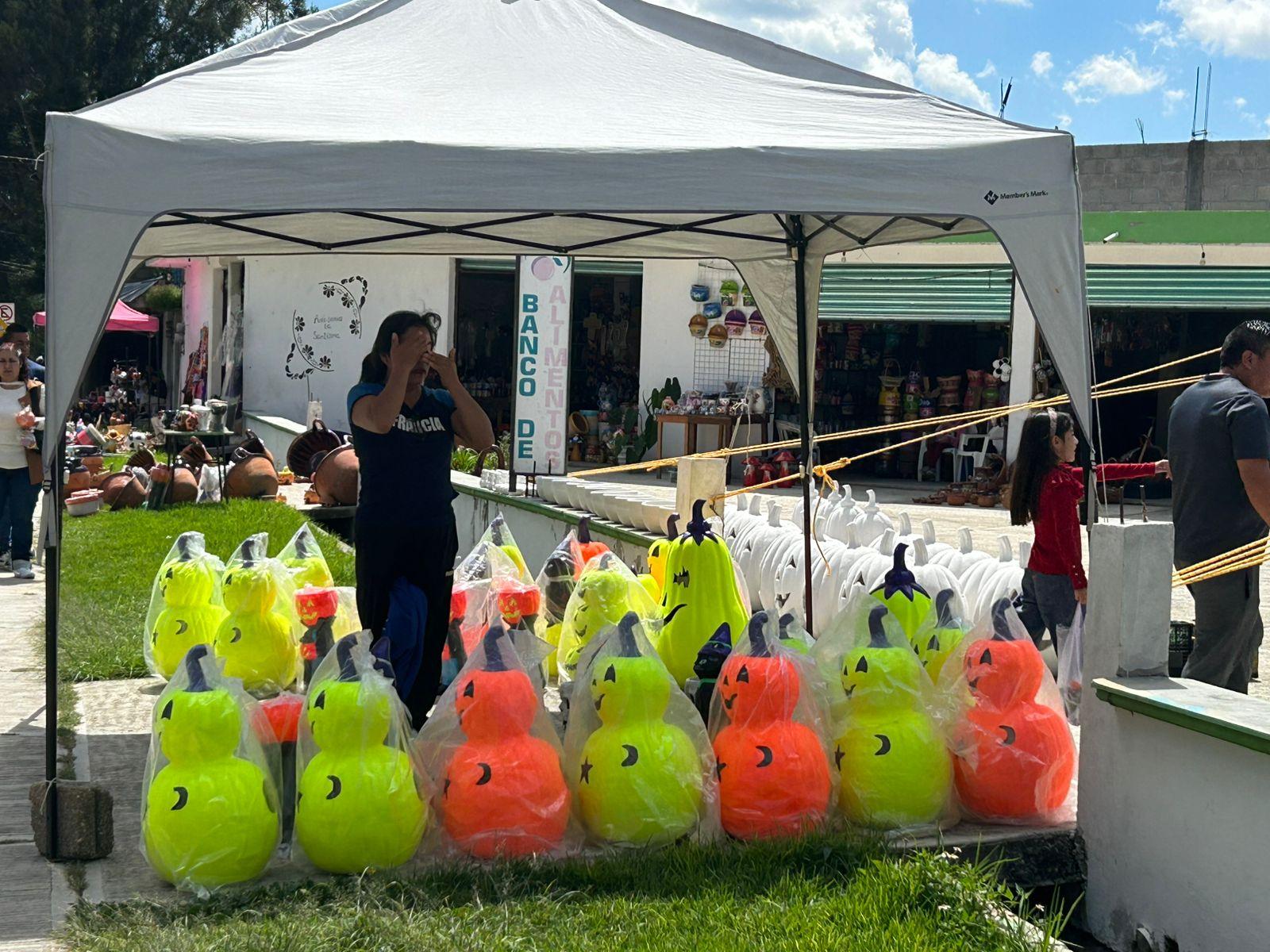 Crece economía en la Trinidad Tenexyecac con motivo de Día de Muertos.