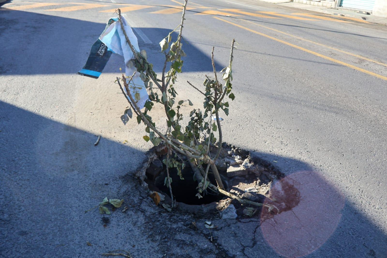 Vecinos alertan sobre peligroso bache en la carretera Puebla-Tlaxcala.