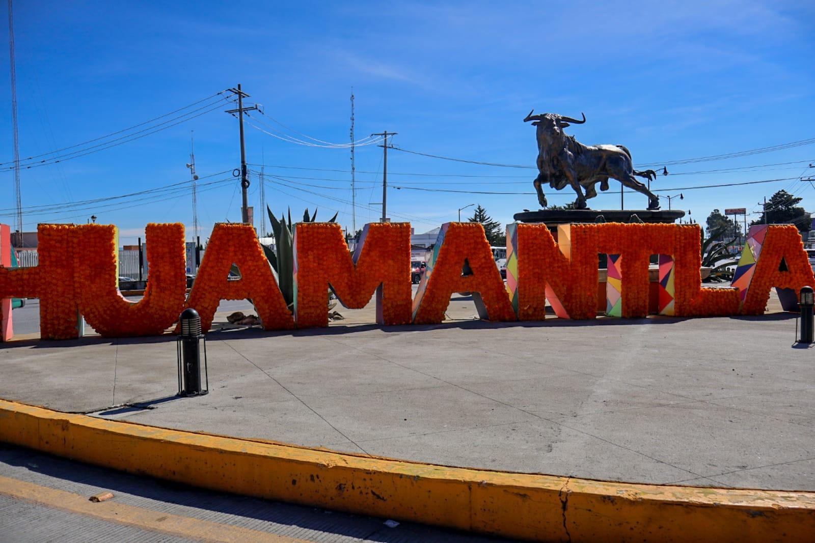 Huamantla recibe a visitantes con coloridas flores de cempasúchil.