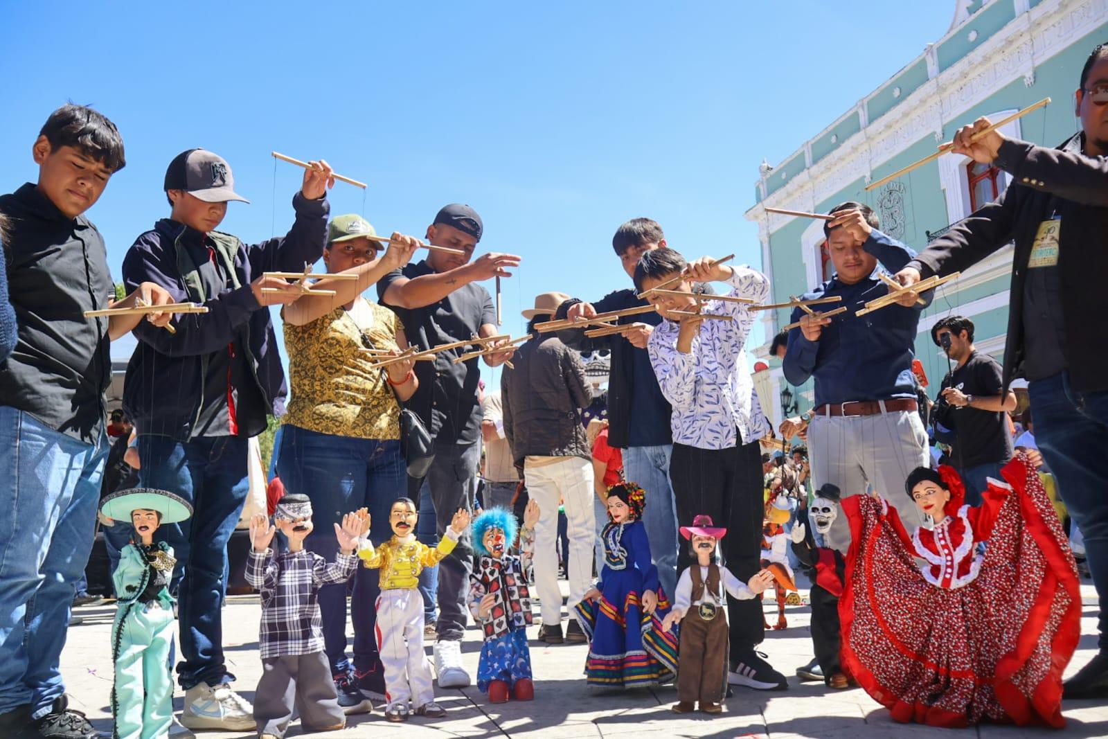 Desfile internacional de Títeres llena de color y tradición las calles de Huamantla, Tlaxcala.