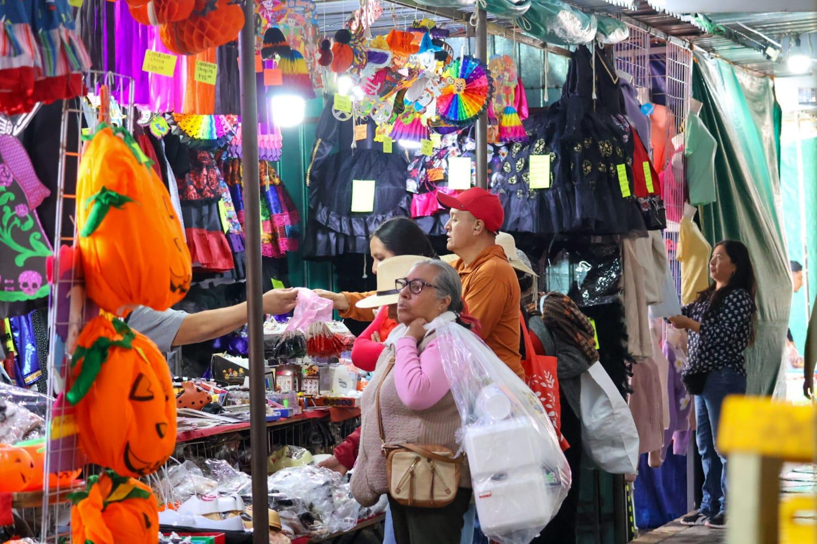 Comerciantes se alistan para el Día de Muertos en Tlaxcala.