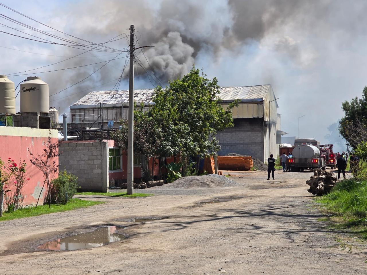 Incendio en recicladora moviliza a cuerpos de emergencia en Apizaco, Tlaxcala.