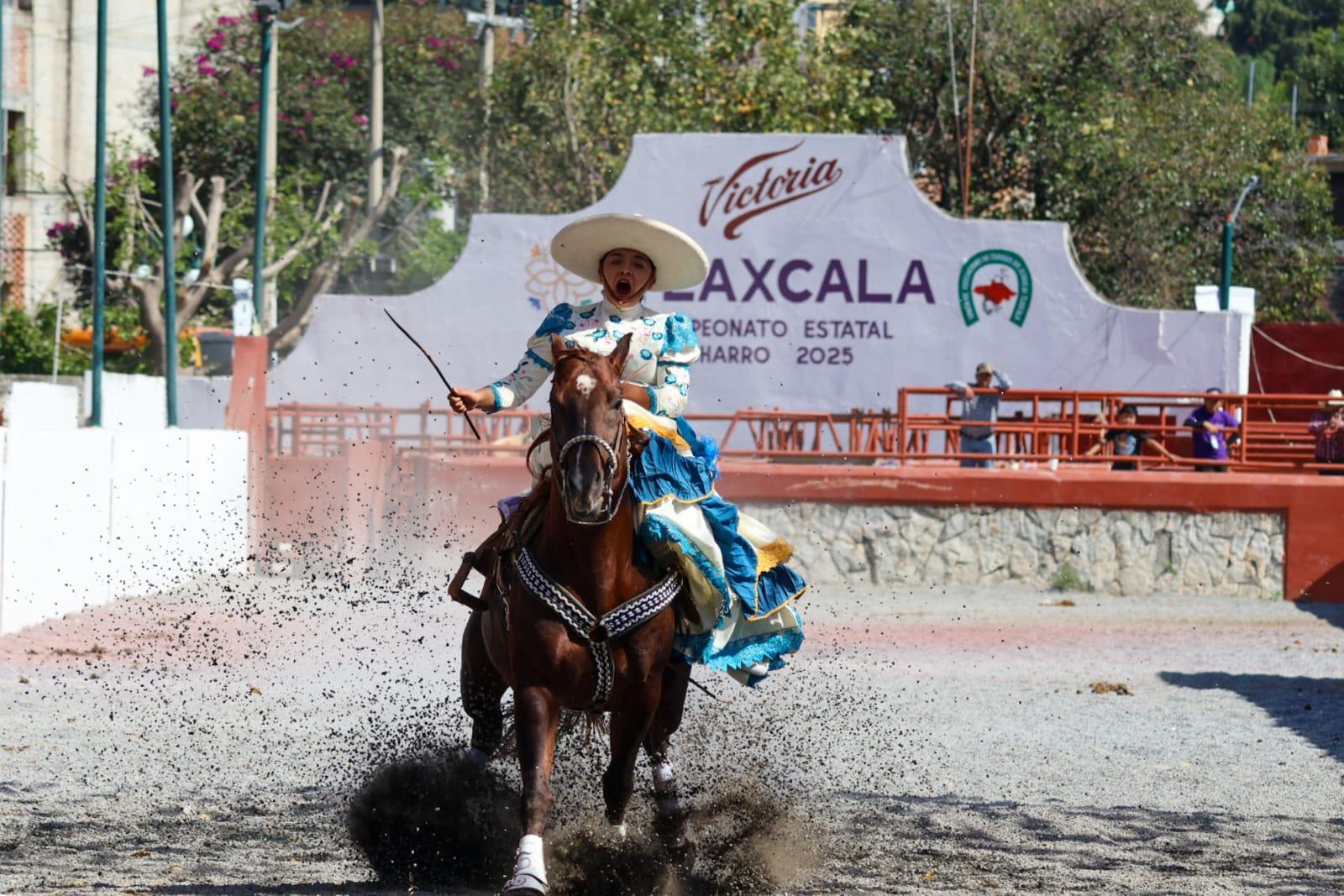 Color, tradición y destreza en la Inauguración de la fiesta de escaramuzas en la Feria de Tlaxcala.