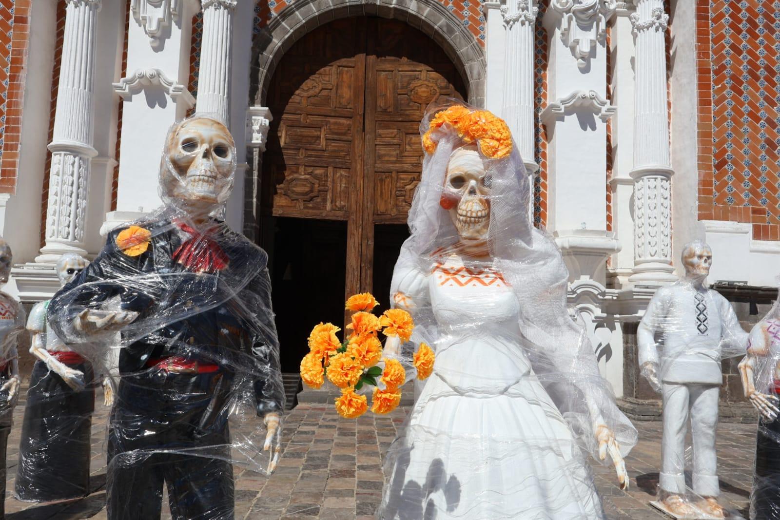 Comienza decoración con motivos de Día de Muertos en la capital tlaxcalteca.