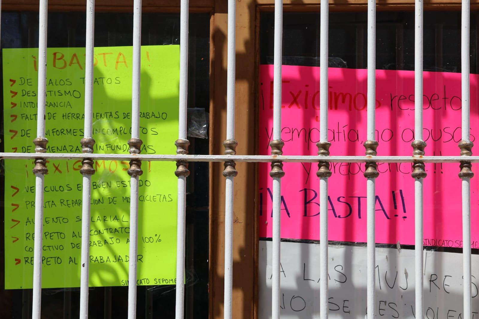 Cartulinas en oficina de Correos de Tlaxcala denuncian malas condiciones laborales.