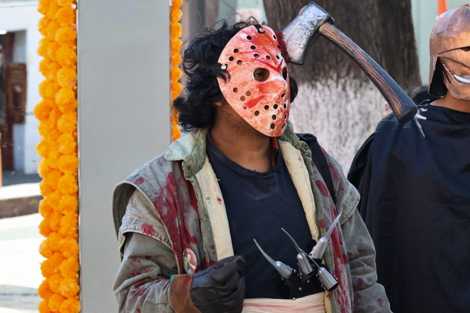 Jóvenes tlaxcaltecas celebran Halloween este viernes 31 de octubre con disfraces.