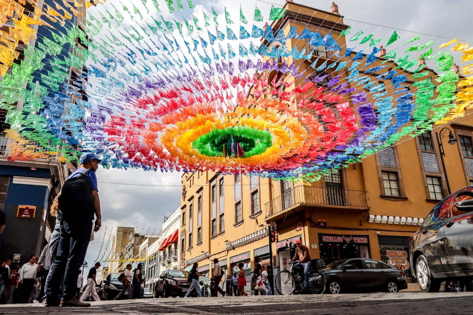 Decoran avenida Reforma por temporada de Día de Muertos en Puebla.