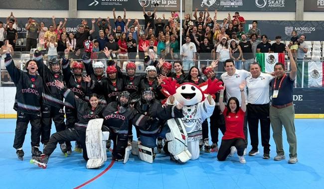 Selección mexicana de hockey en línea, femenil senior, festeja su triunfo.