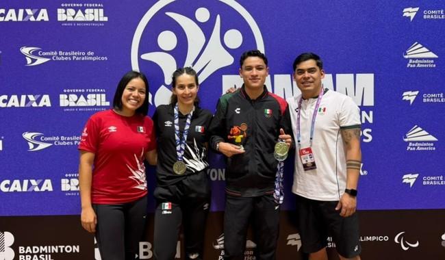 María Guadalupe Rojas y Maximiliano Ávila, seleccionados mexicanos de para bádminton, lucen medallas del Pan Am Sao Paulo 2025.