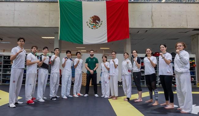 Selección mexicana de taekwondo posa durante sus entrenamientos en el CNAR.