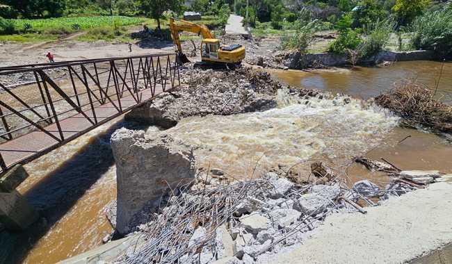 Realizan labores de limpieza y revisan puentes vehiculares en carreteras estatales, municipales y caminos alimentadores.